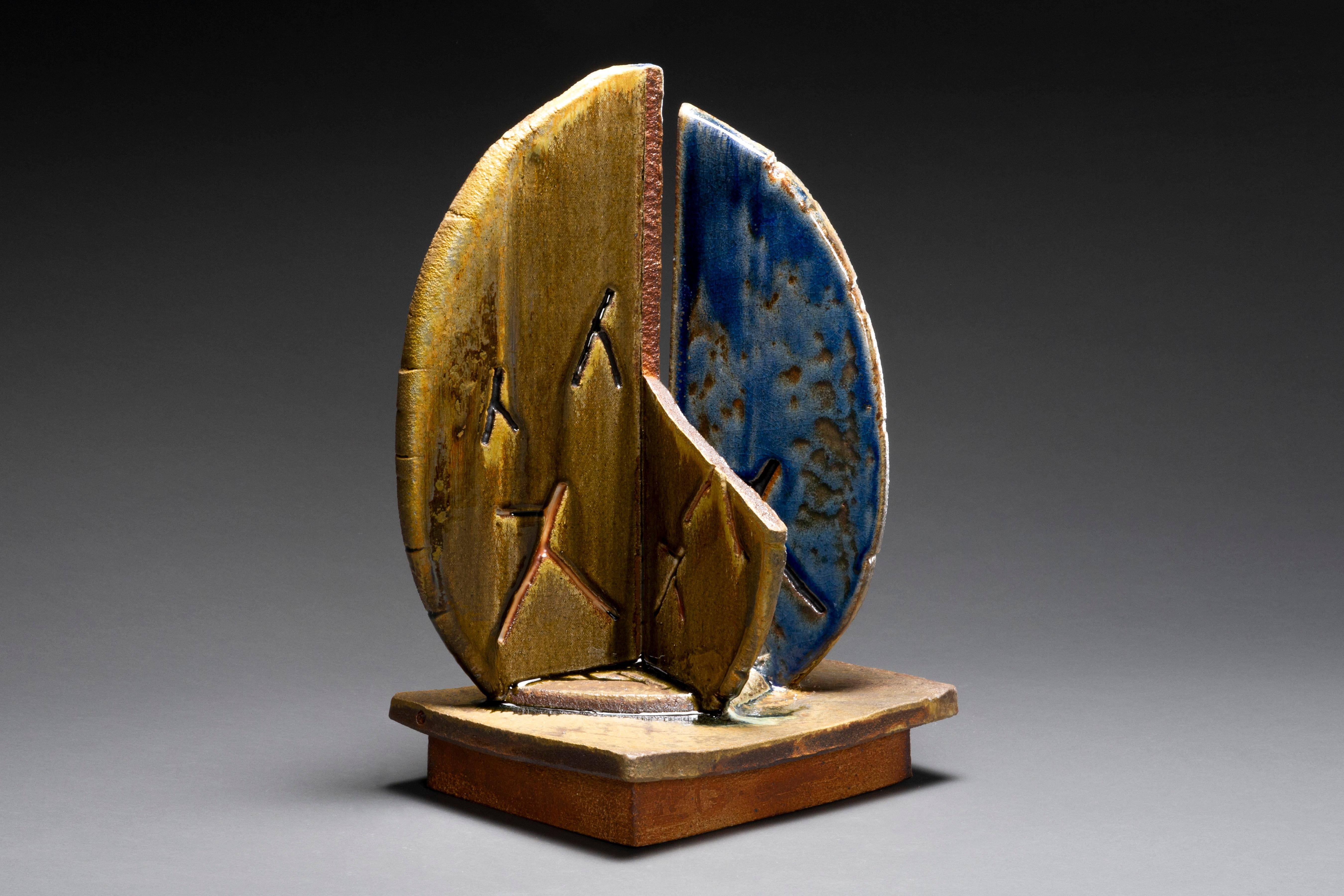 Abstract Sculpture di Tony Moore - Scultura astratta in ceramica Wood: 'Quattro'