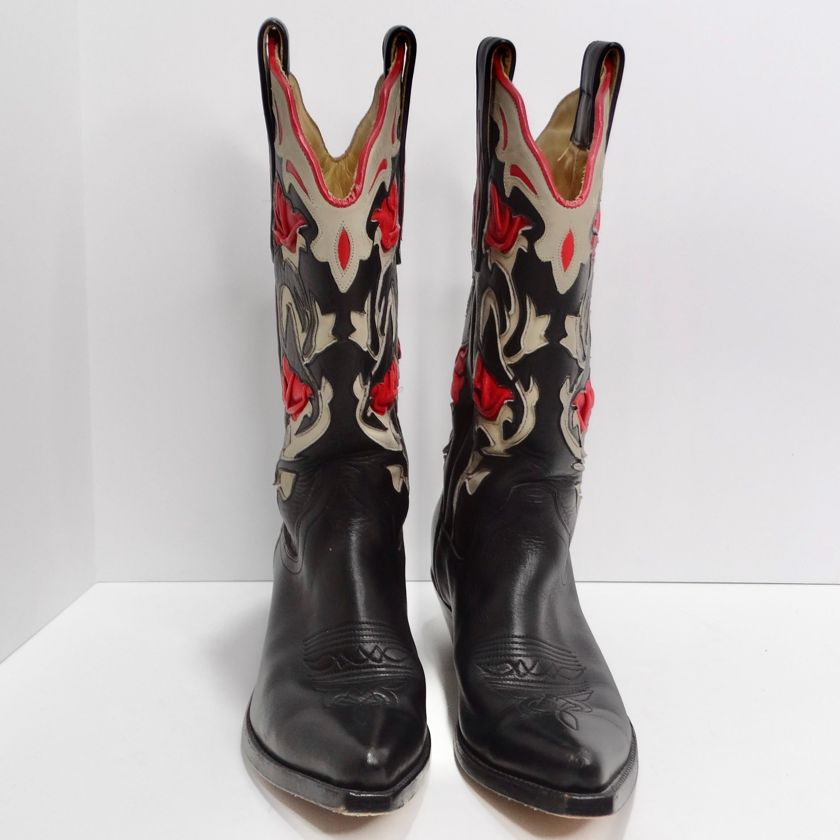 Les bottes de cow-boy Tony Mora en cuir noir et rouge sont l'incarnation du style western classique avec une touche de modernité. Ces bottes de cow-boy exquises sont un mélange parfait de tradition et de mode contemporaine, ce qui en fait un