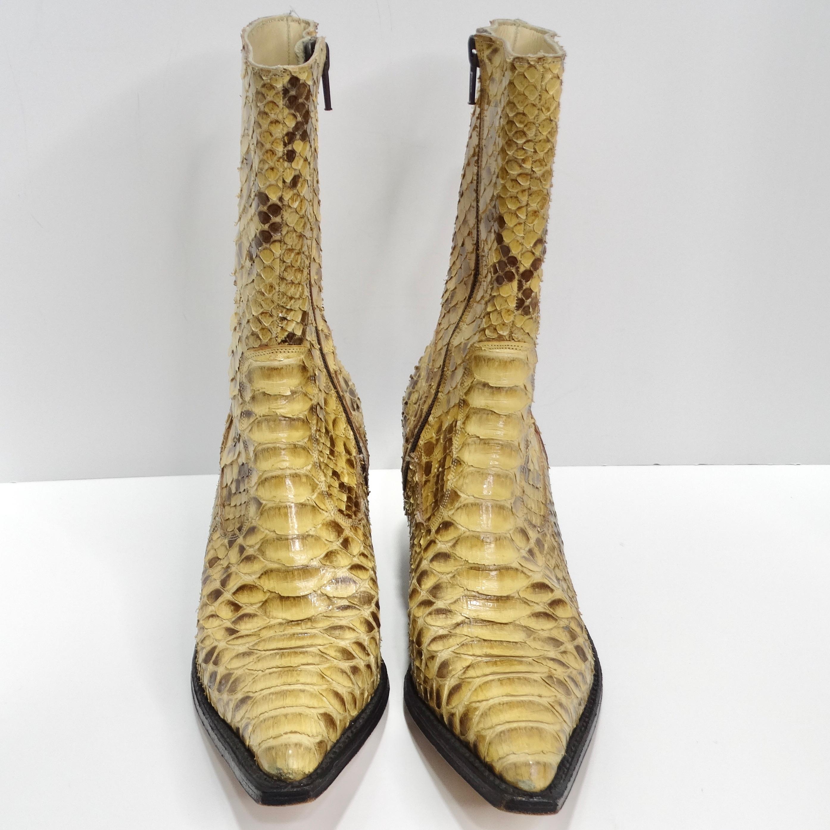 Entrez dans l'incarnation du luxe avec les bottes de cow-boy Tony Mora Python. Ces extraordinaires bottes de cow-boy sont fabriquées en cuir de python véritable marron et beige, exhalant opulence et sophistication à chaque pas. La combinaison unique