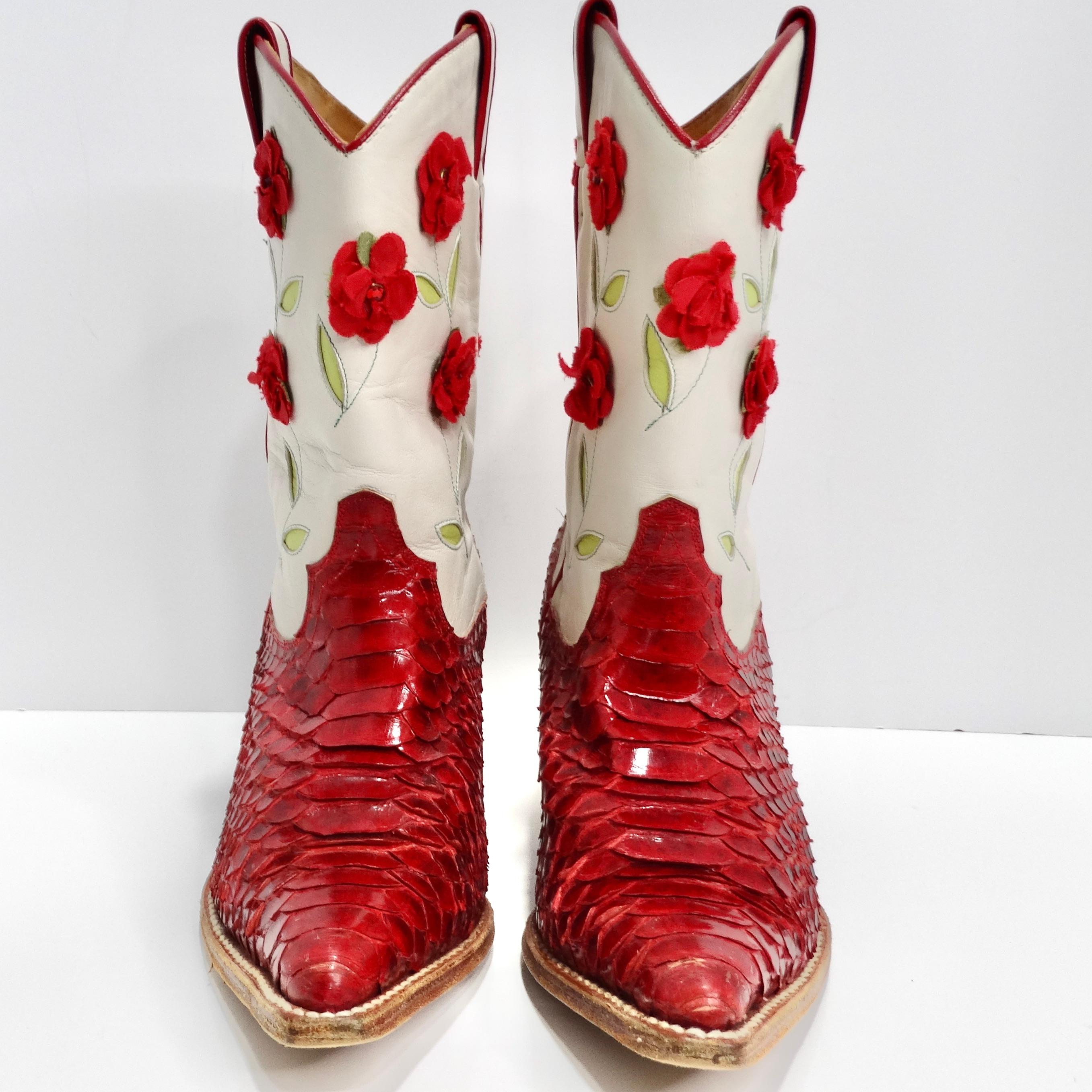 Entrez dans la lumière avec les bottes de cow-boy Tony Mora Red Python Floral Cowboy Boots. Confectionnées en cuir de python rouge véritable, ces bottes de cow-boy sont une véritable pièce d'apparat, dégageant confiance et style grâce à leur couleur