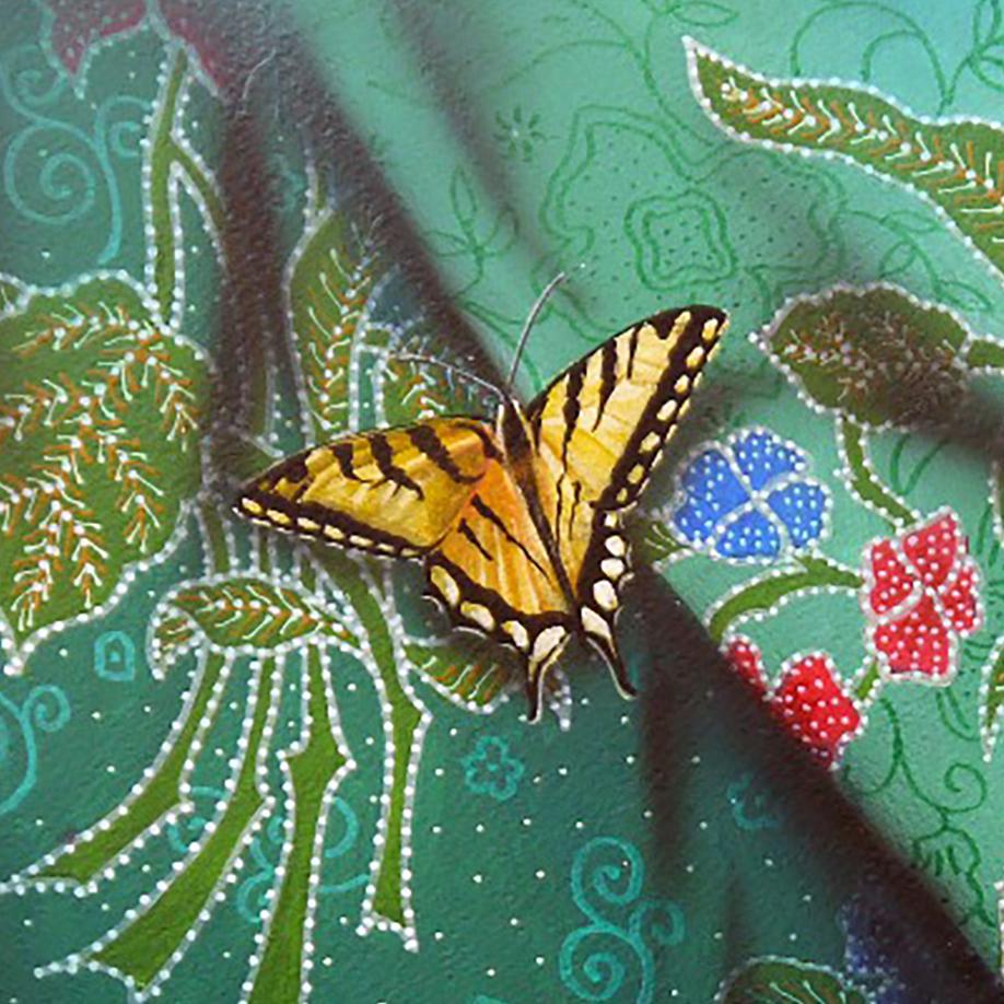 Sarong verde con motivi floreali e farfalle che rimandano alla bellezza della vita - Interior Painting Verde di Tony Ng