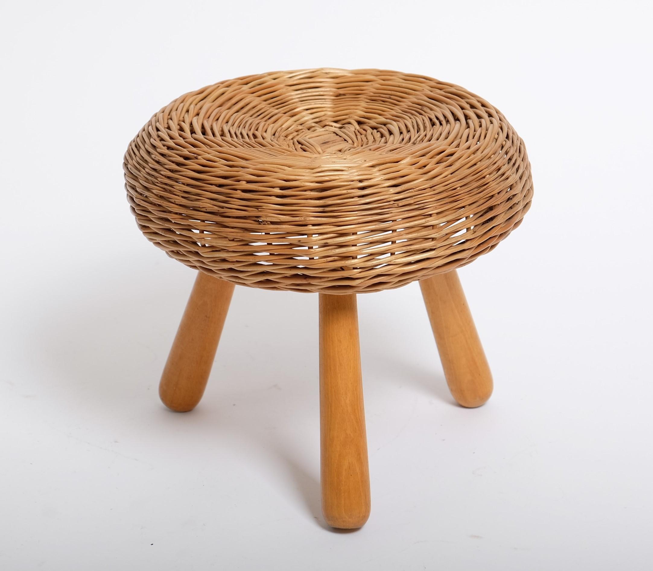 Mid-century modern stool, made of wicker and wood, attributed to Tony Paul, United States, 1950s.

Very good vintage condition without damage. The three legs can be unscrewed.

Dimensions:
Heighth: 11.4