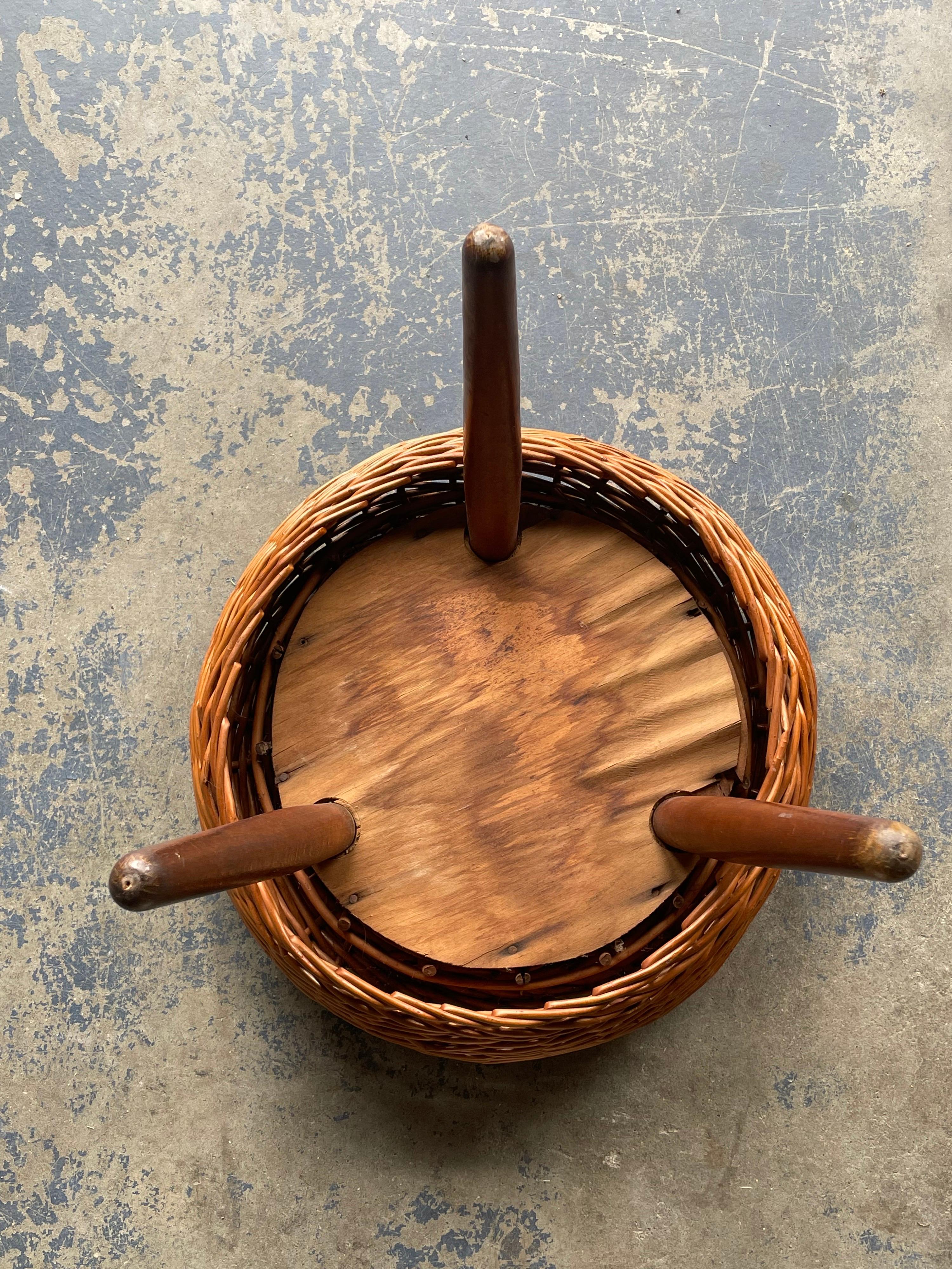 Rotin Tabouret ou table tripode attribué à Tony Paul, rotin et bois en vente