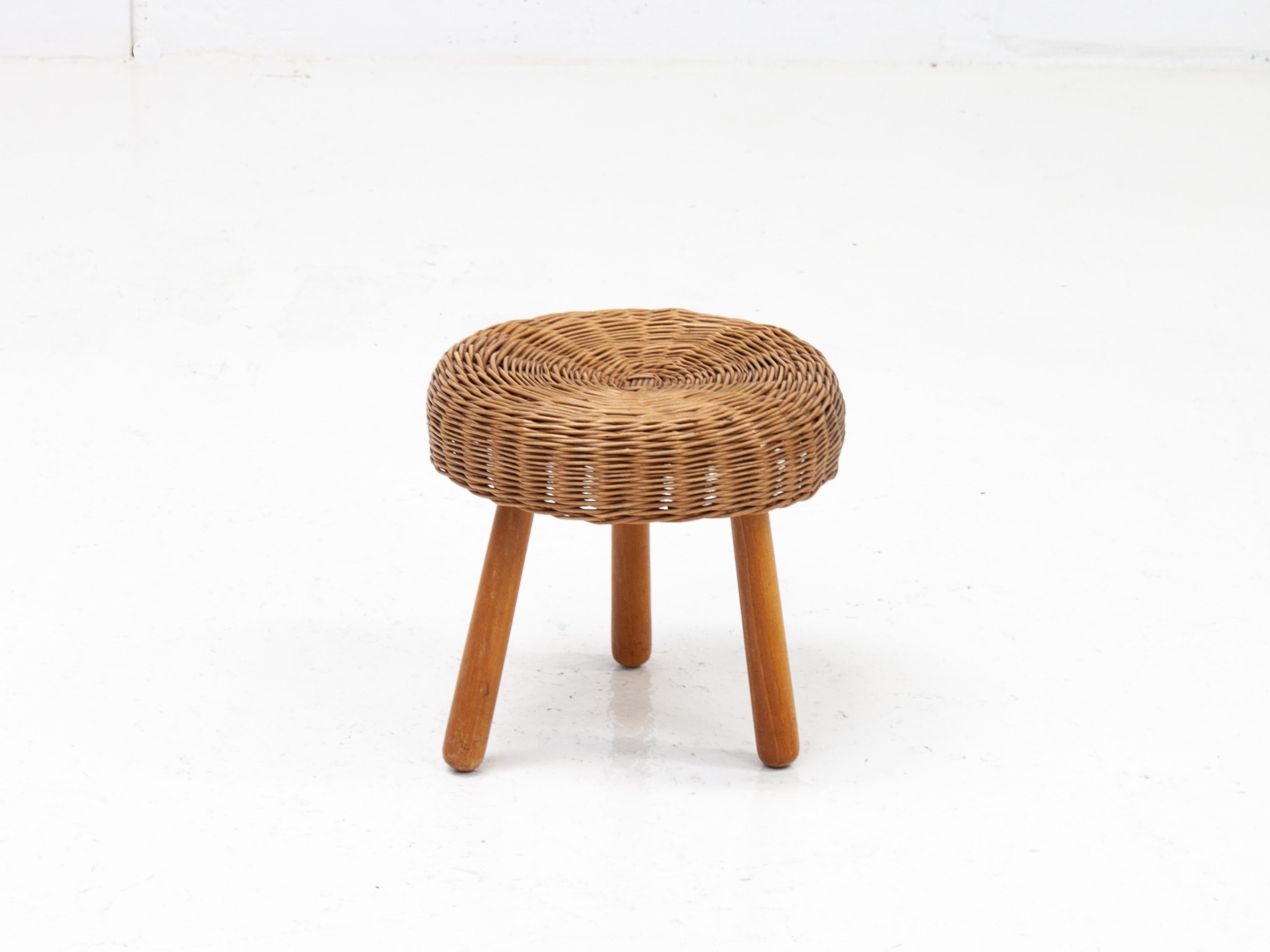 Tabouret en osier attribué à Tony Paul, datant des années 1960.

Le tabouret est constitué d'un plateau en osier tressé reposant sur trois pieds en bois effilés. 

Un excellent exemple, dans un état totalement original. Quelques imperfections très