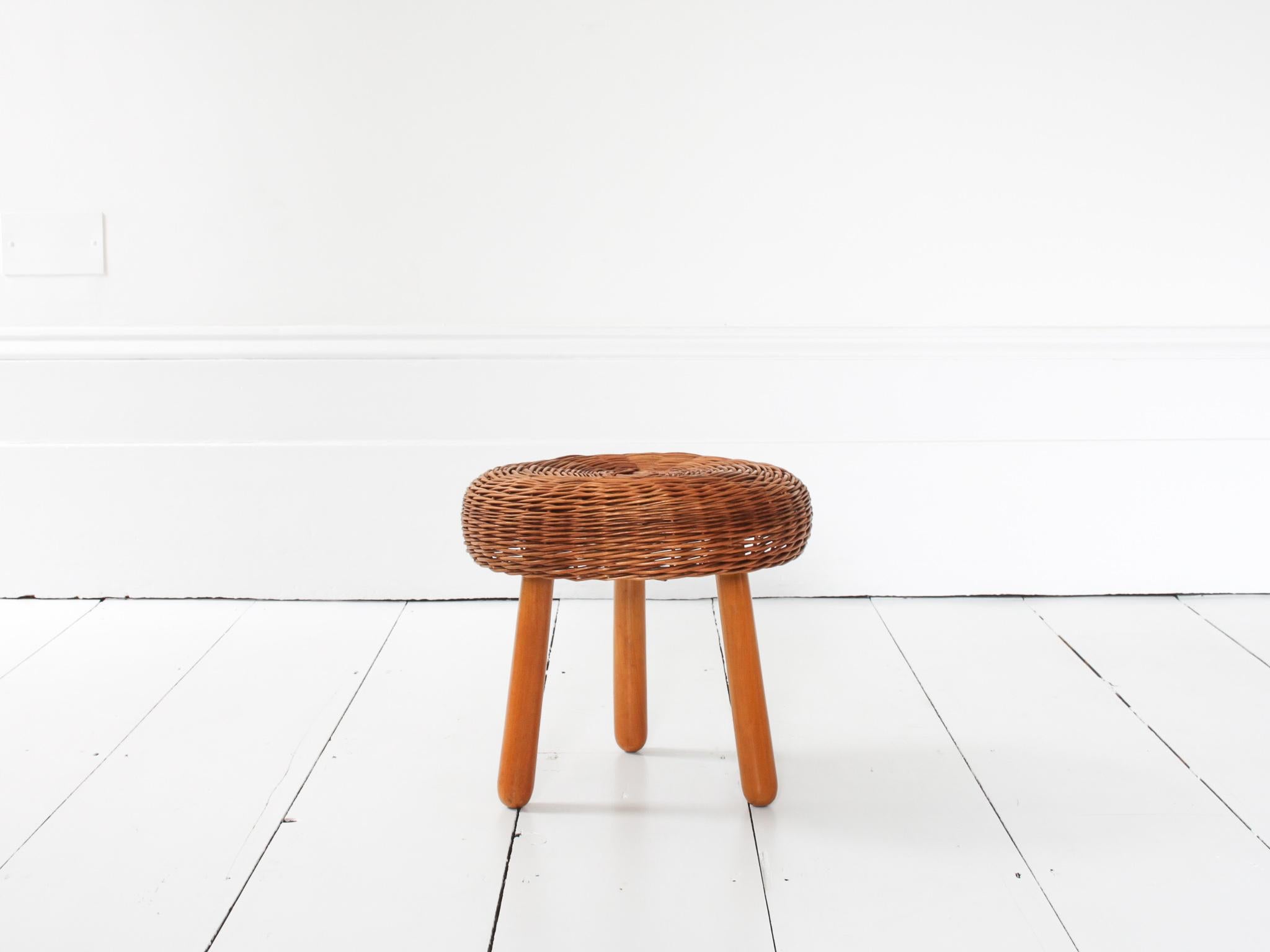 Un taburete de mimbre atribuido a Tony Paul que data de la década de 1960.

El taburete está fabricado con un tablero de mimbre tejido que se asienta sobre 3 patas cónicas de madera. 

Un gran ejemplo, está en estado totalmente original. Ten en