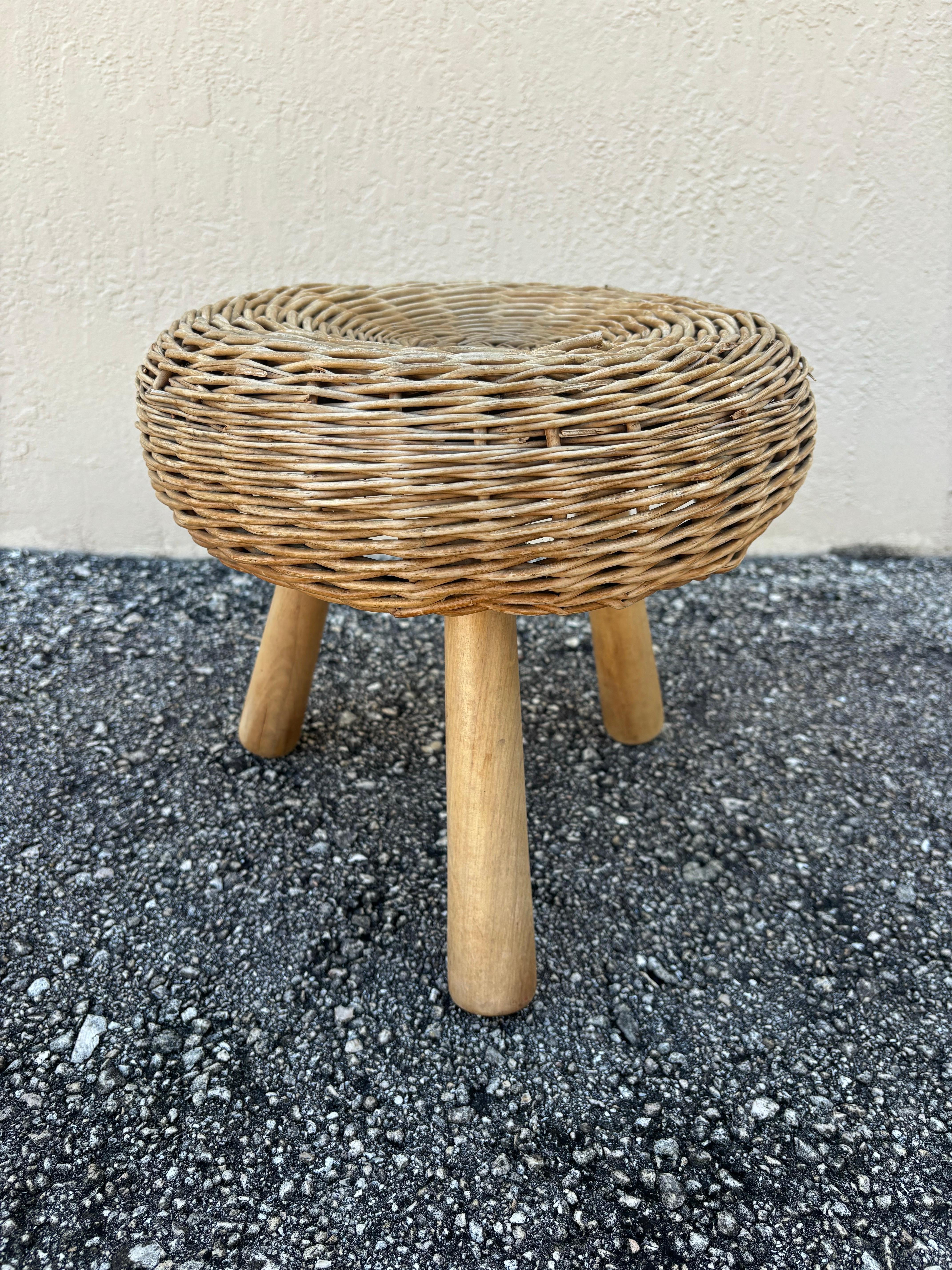 Sgabello semplice ed elegante attribuito a Tony Paul. Unisce le tecniche di produzione tradizionali al design moderno. Creando un mobile dall'aspetto pulito e naturale. Sono molto popolari tra i collezionisti di mobili della metà del secolo scorso