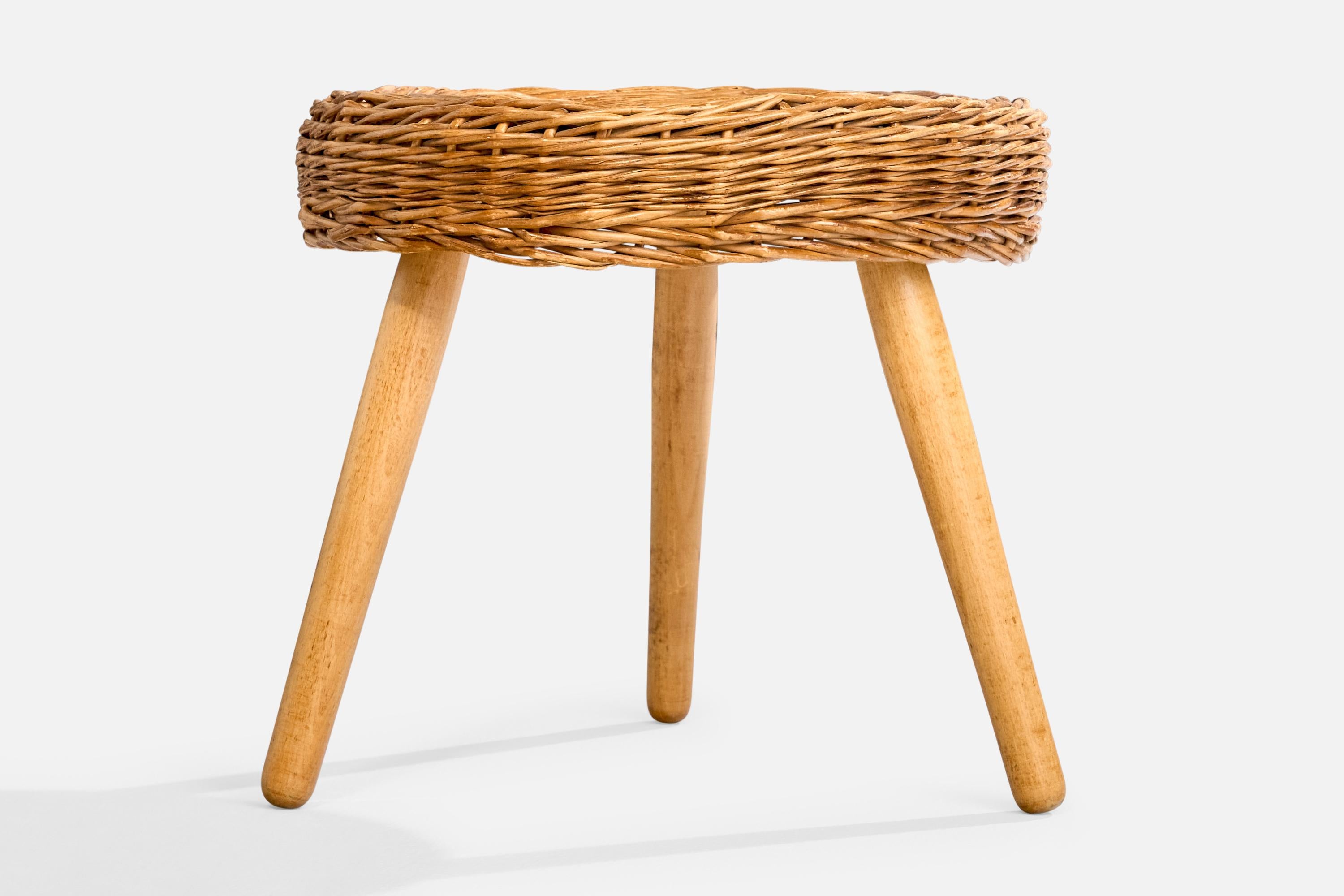 Taburete de caña y madera atribuido a Tony Paul, EE.UU., c. 1950.

Las patas de madera presentan una ligera decoloración.

Pequeño desgarro en el asiento de mimbre.

Dimensiones: 13,5