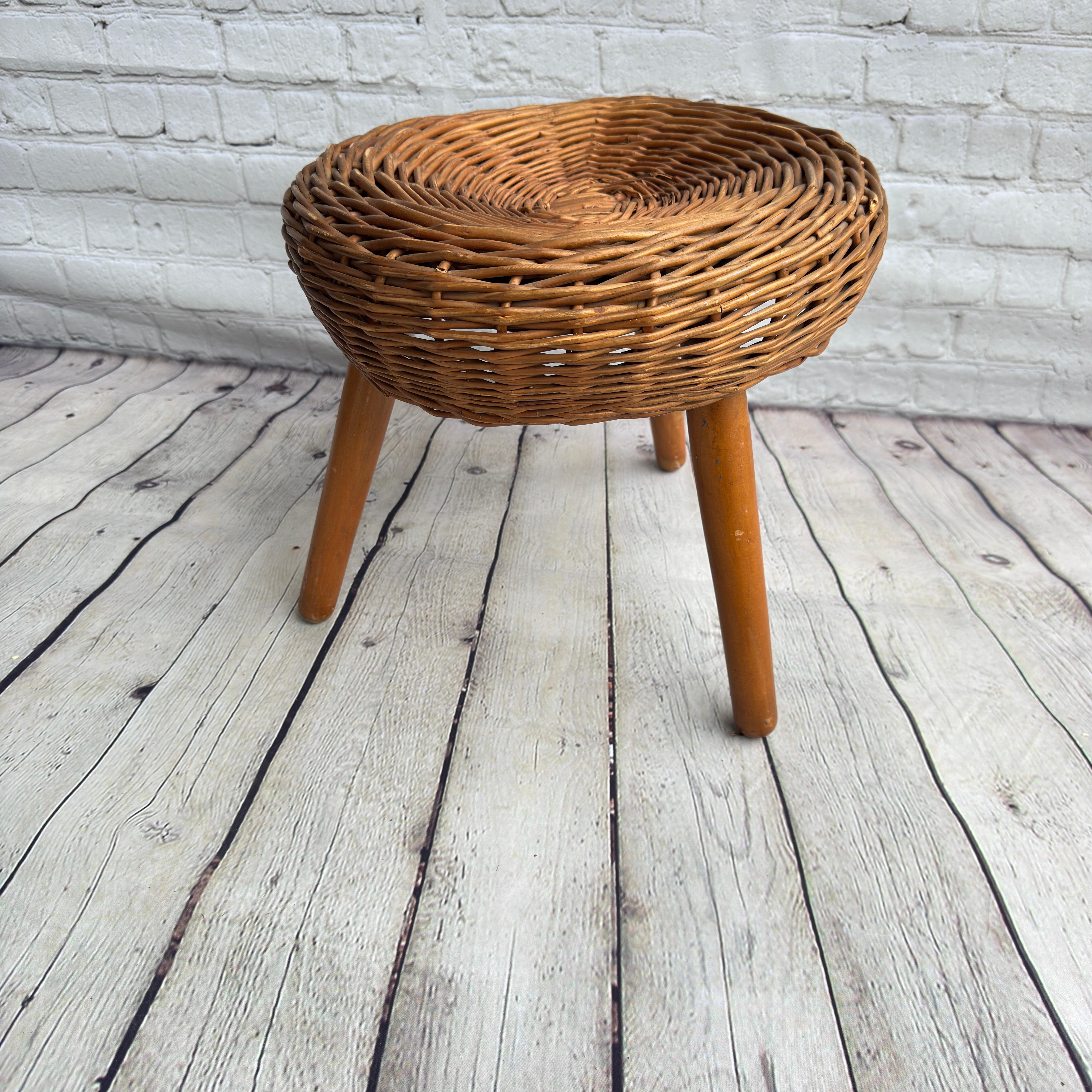 Sgabello in Wood e vimini attribuito a Tony Paul. Circa anni '50. La parte superiore dello sgabello è un po' bombata, ma questo non pregiudica l'integrità del pezzo. È molto comodo e adatto a piedi, fioriere, libri o altri oggetti. Ci sono
