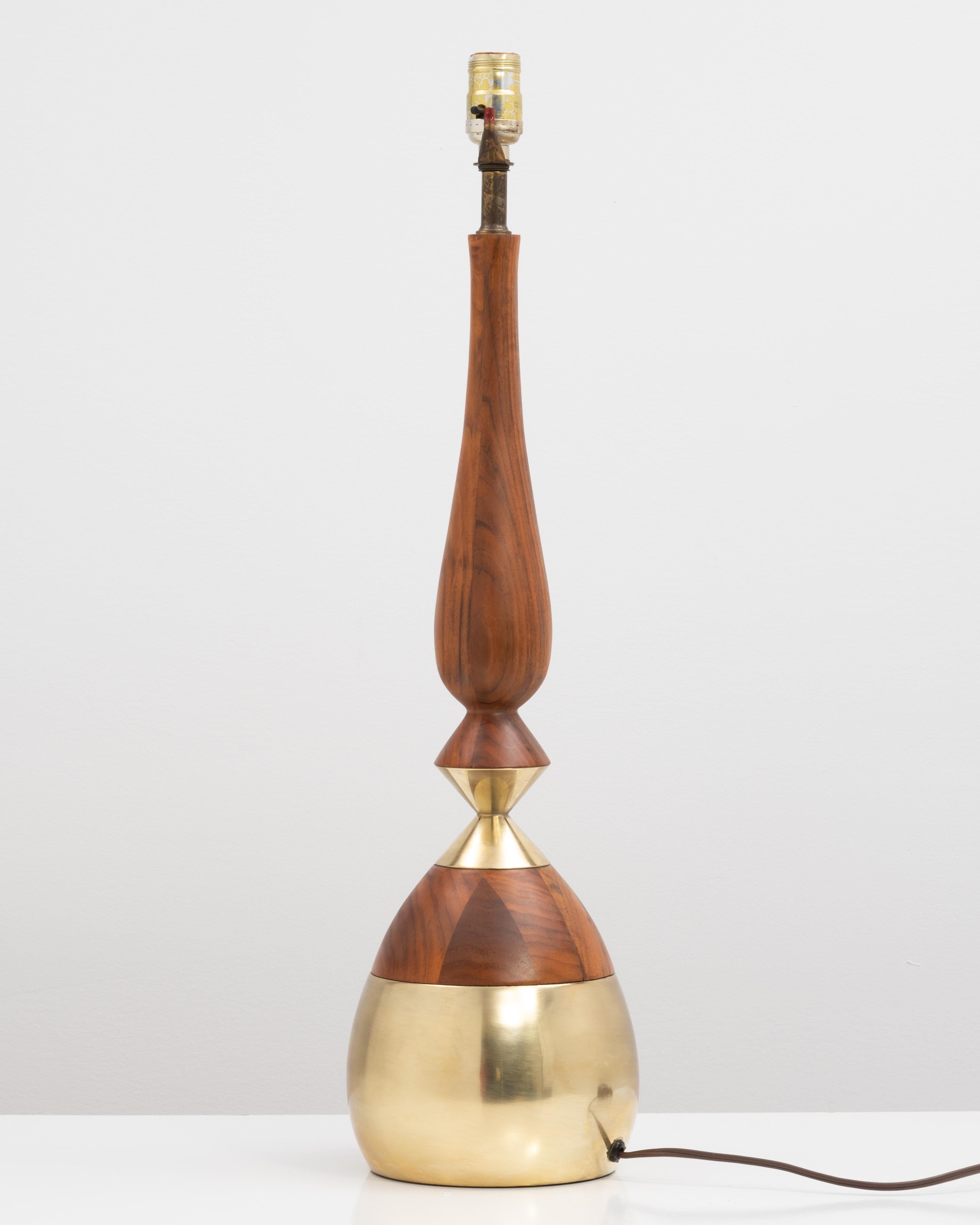 Mid-Century Modern Tony Paul Brass Walnut Mid Century Table Lamp Westwood Industries Studio Lightin en vente