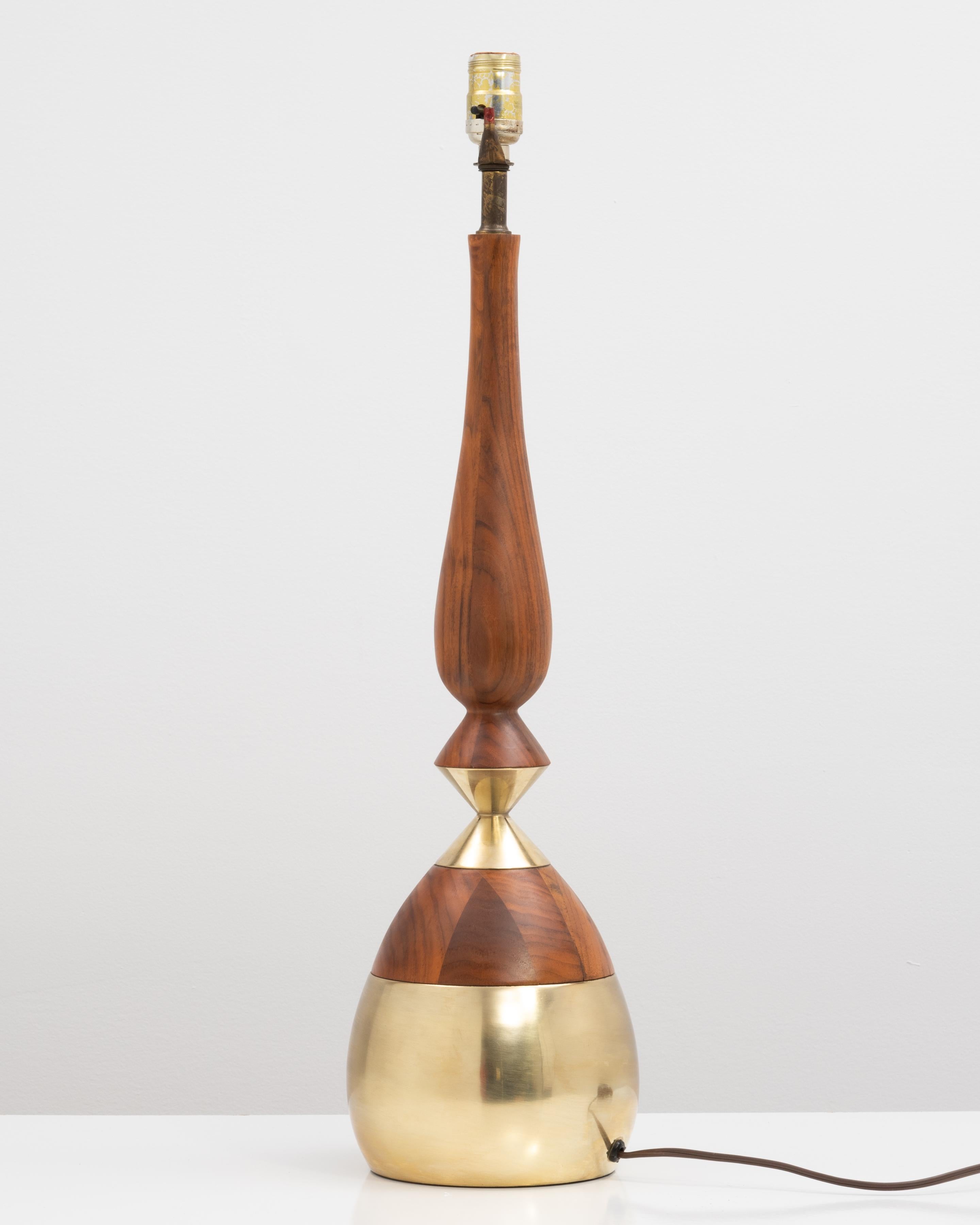 Tony Paul Lámpara de mesa de latón y nogal de mediados de siglo Westwood Industries Studio Lightin Moderno de mediados de siglo en venta