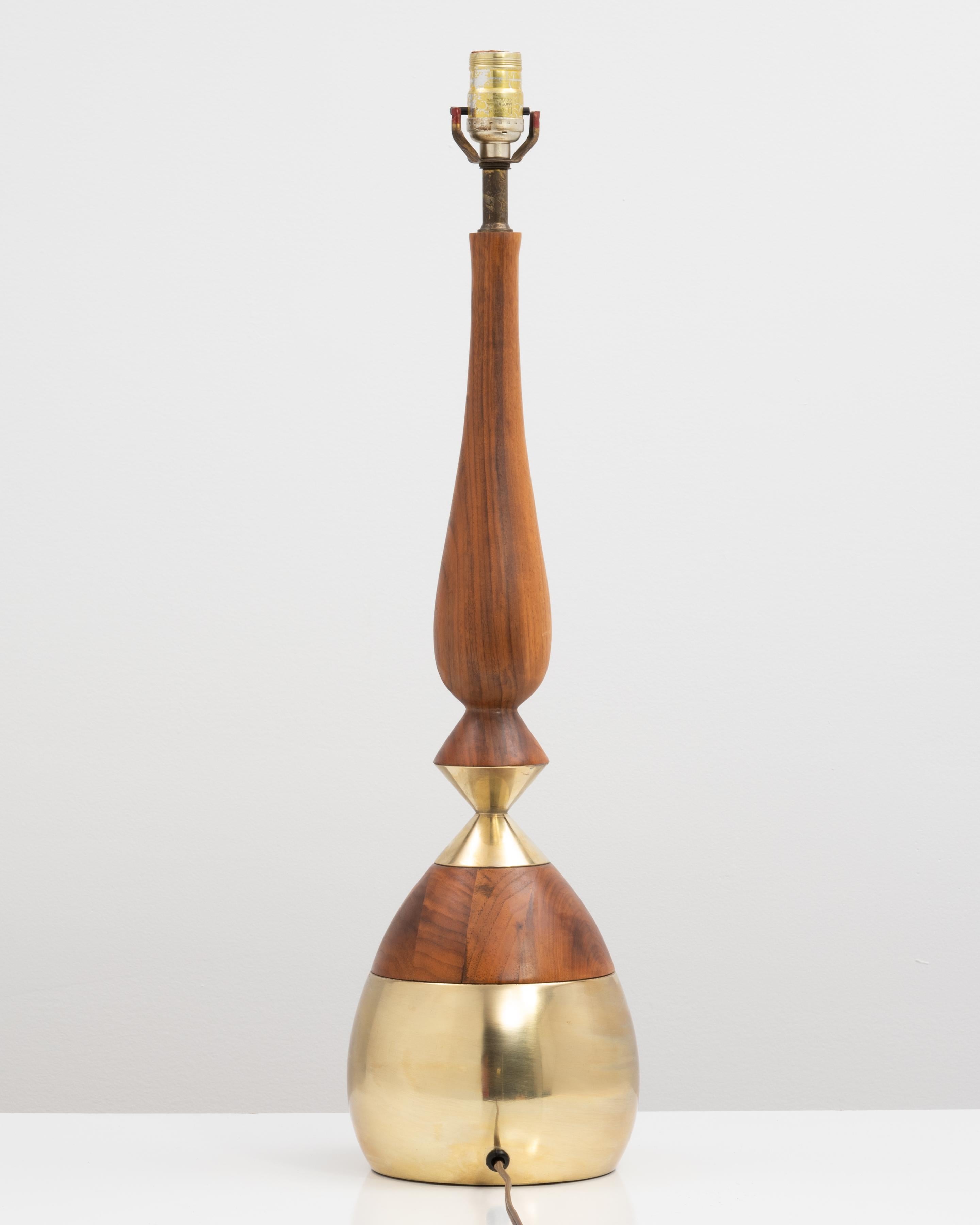 Américain Tony Paul Brass Walnut Mid Century Table Lamp Westwood Industries Studio Lightin en vente