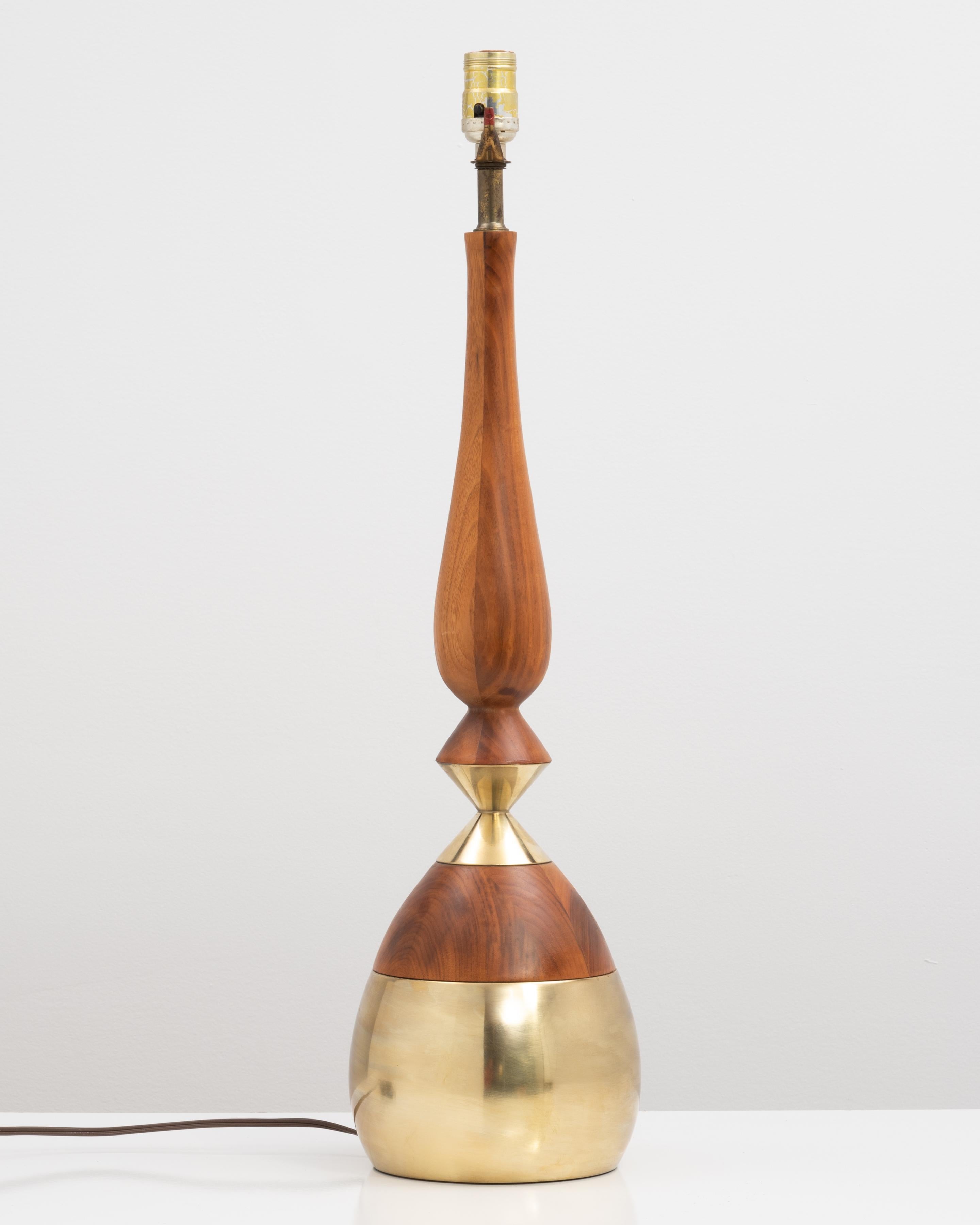 Milieu du XXe siècle Tony Paul Brass Walnut Mid Century Table Lamp Westwood Industries Studio Lightin en vente