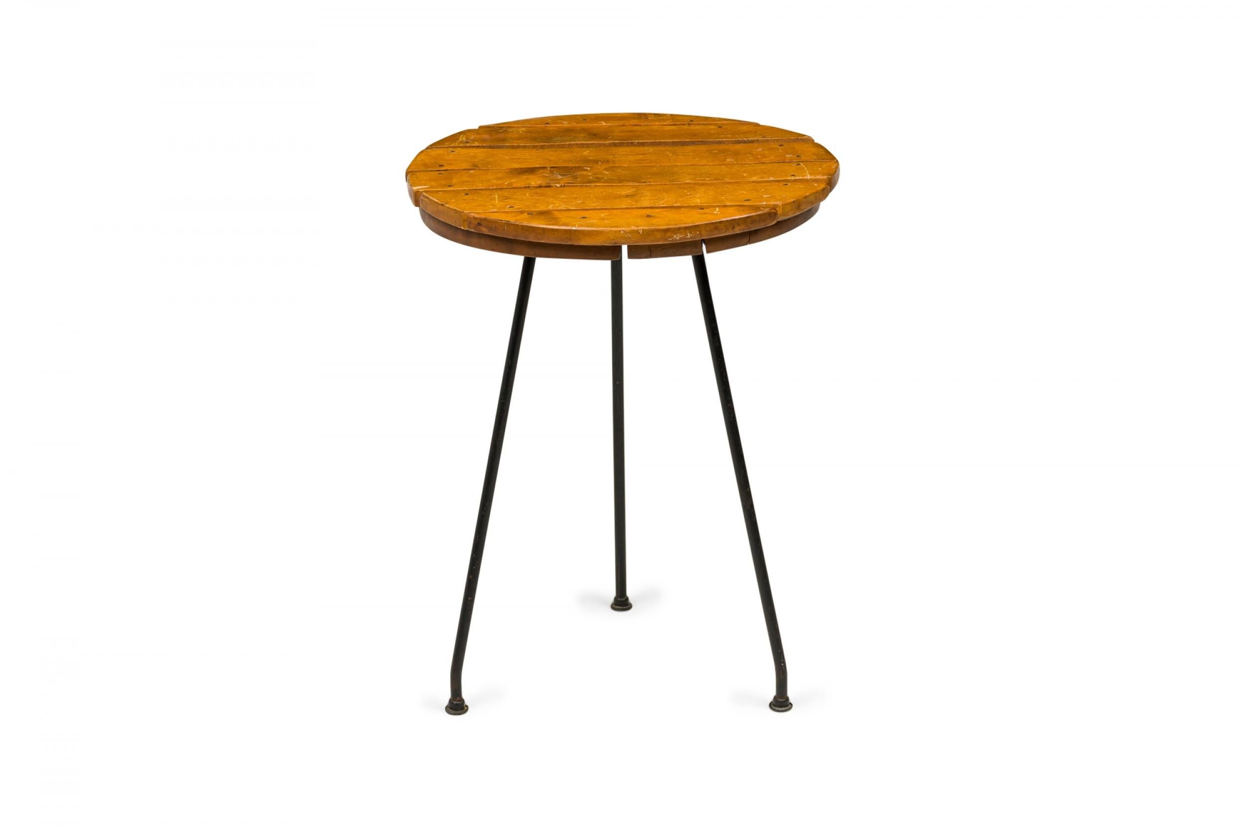 Mid-Century Modern Table d'appoint Tony Paul circulaire en bois avec plateau à lattes et pieds en fer en vente
