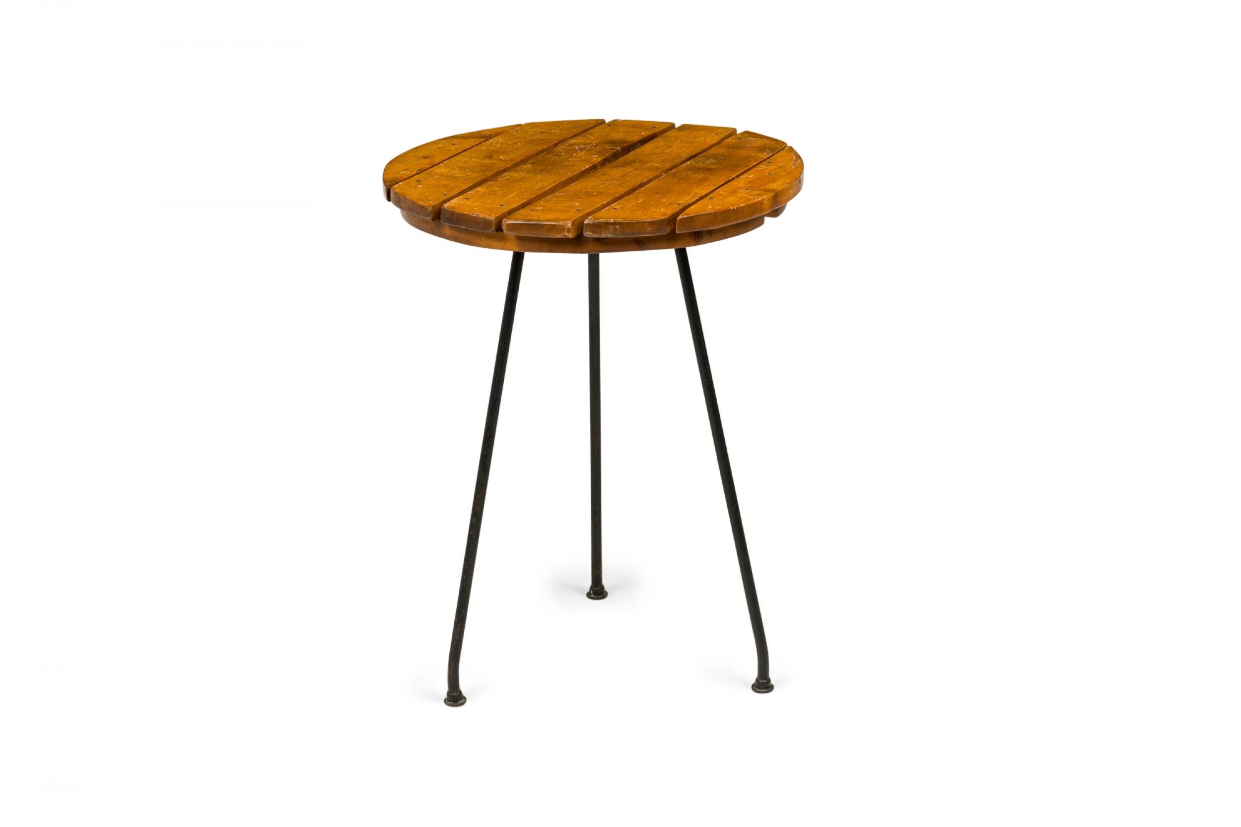 Table d'appoint Tony Paul circulaire en bois avec plateau à lattes et pieds en fer Bon état - En vente à New York, NY