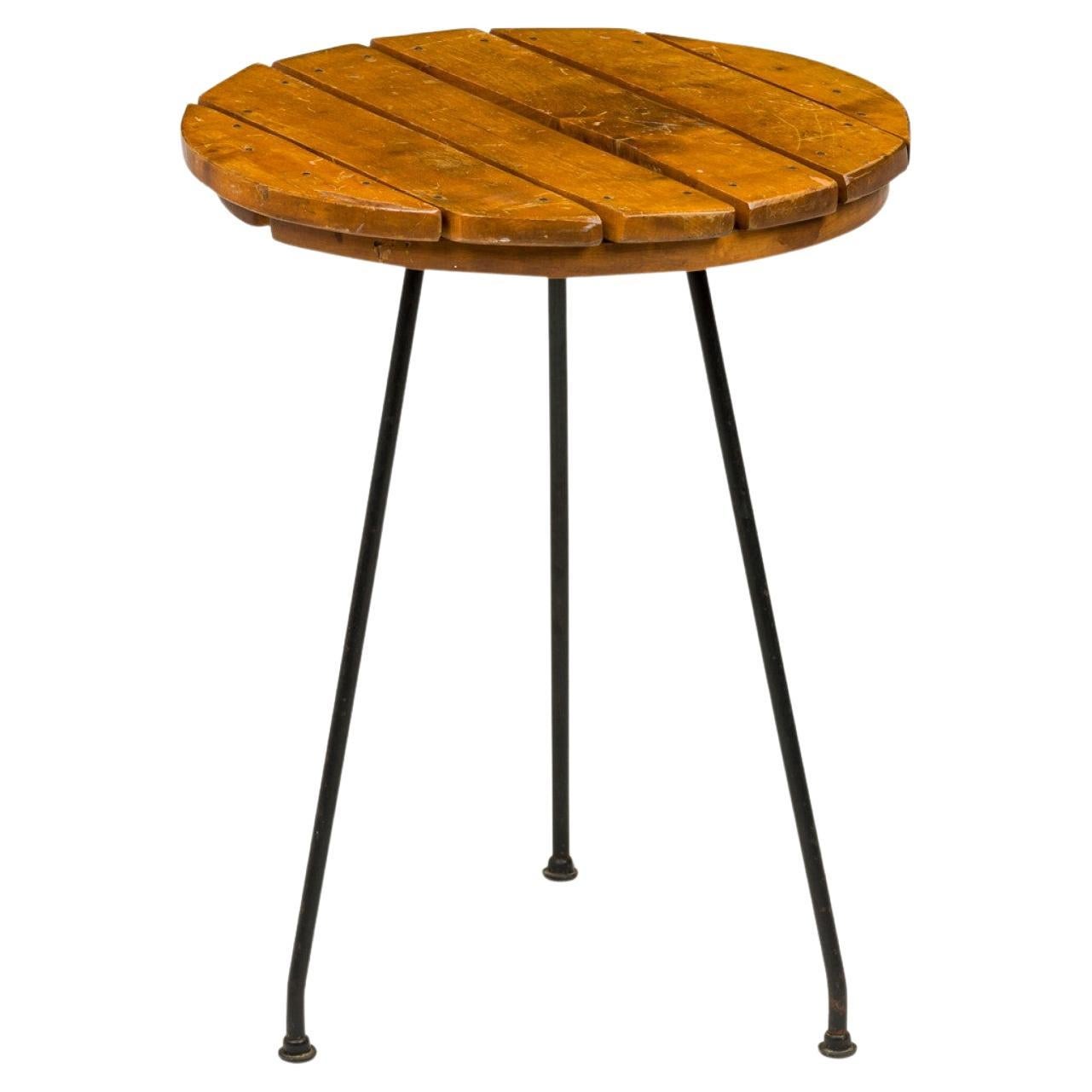 Table d'appoint Tony Paul circulaire en bois avec plateau à lattes et pieds en fer en vente