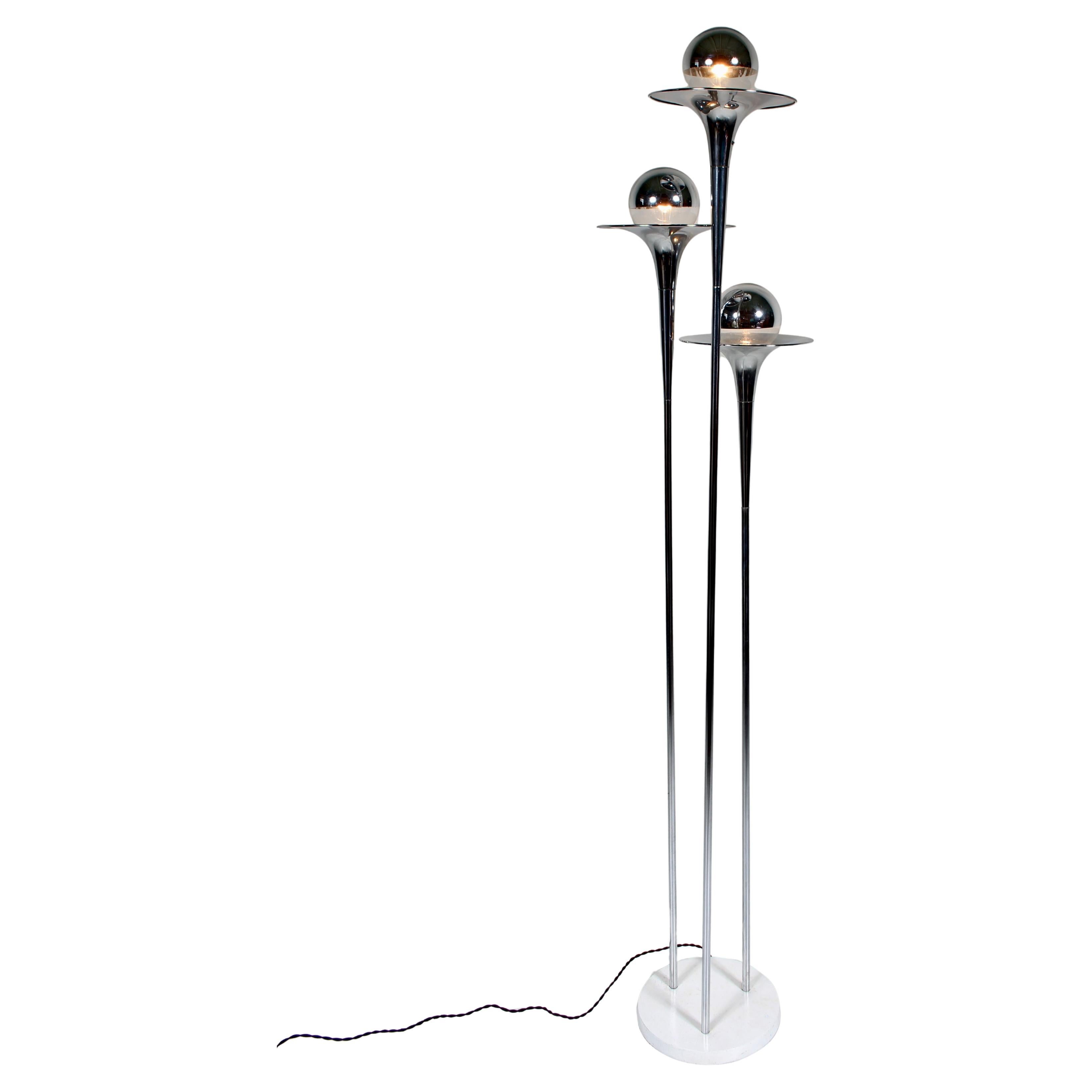 Tony Paul alto, Colección Bellini, Lámpara de pie de sobremesa de cromo para Mutual-Sunset Lamp Co. Años 70. Con tres formas de cuerno alargado de acero cromado sobre una base redonda de aluminio fundido esmaltado en blanco hueso, con tres luces.