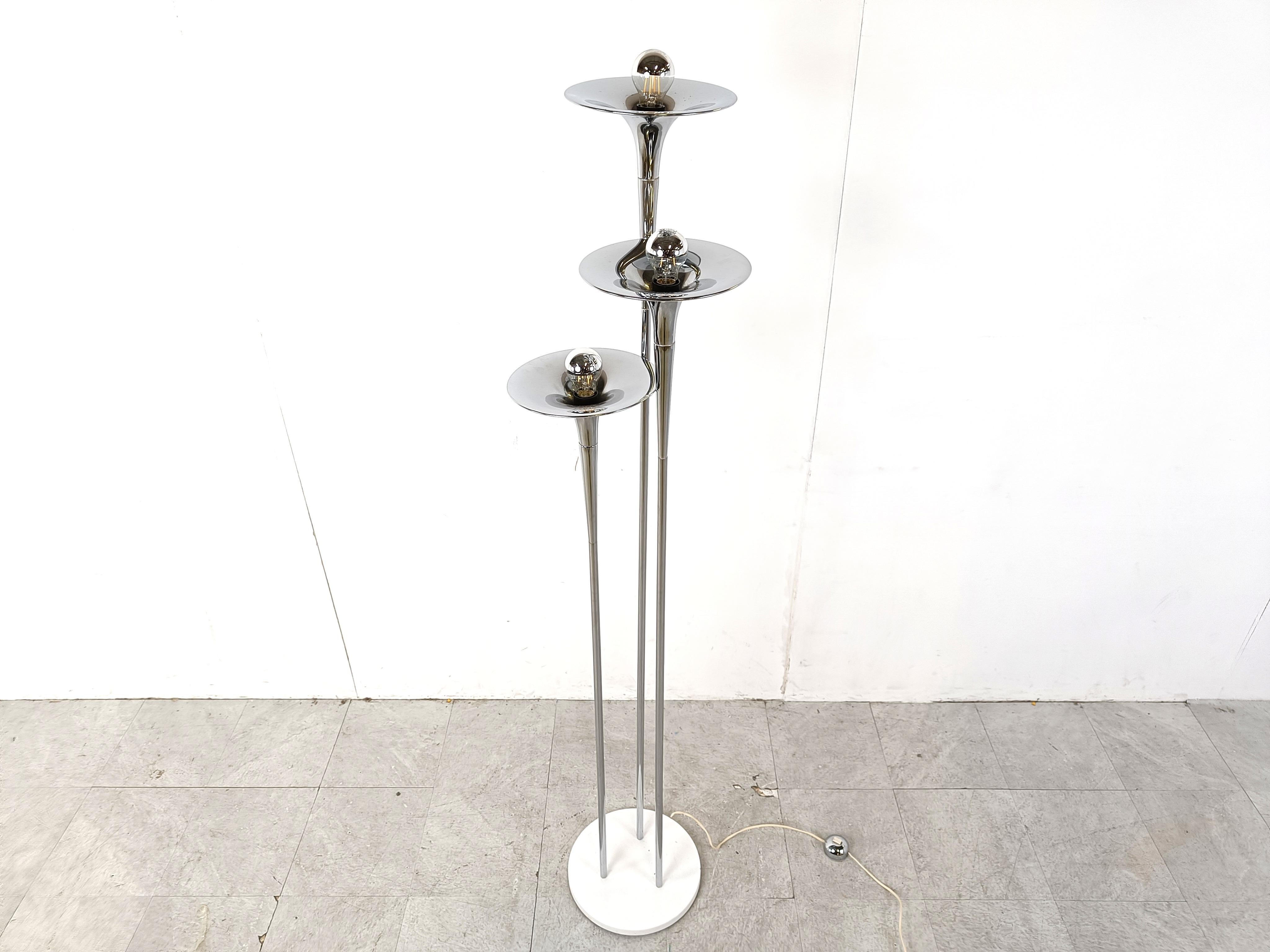 Grand Paul, Collection Bellini, Lampadaire torchère chromé pour Mutual-Sunset Lamp Co. 1970's. 

Whiting : trois formes de cornes allongées en acier chromé sur une base ronde en métal émaillé blanc, avec trois lumières. Réfléchi. Sculptural.