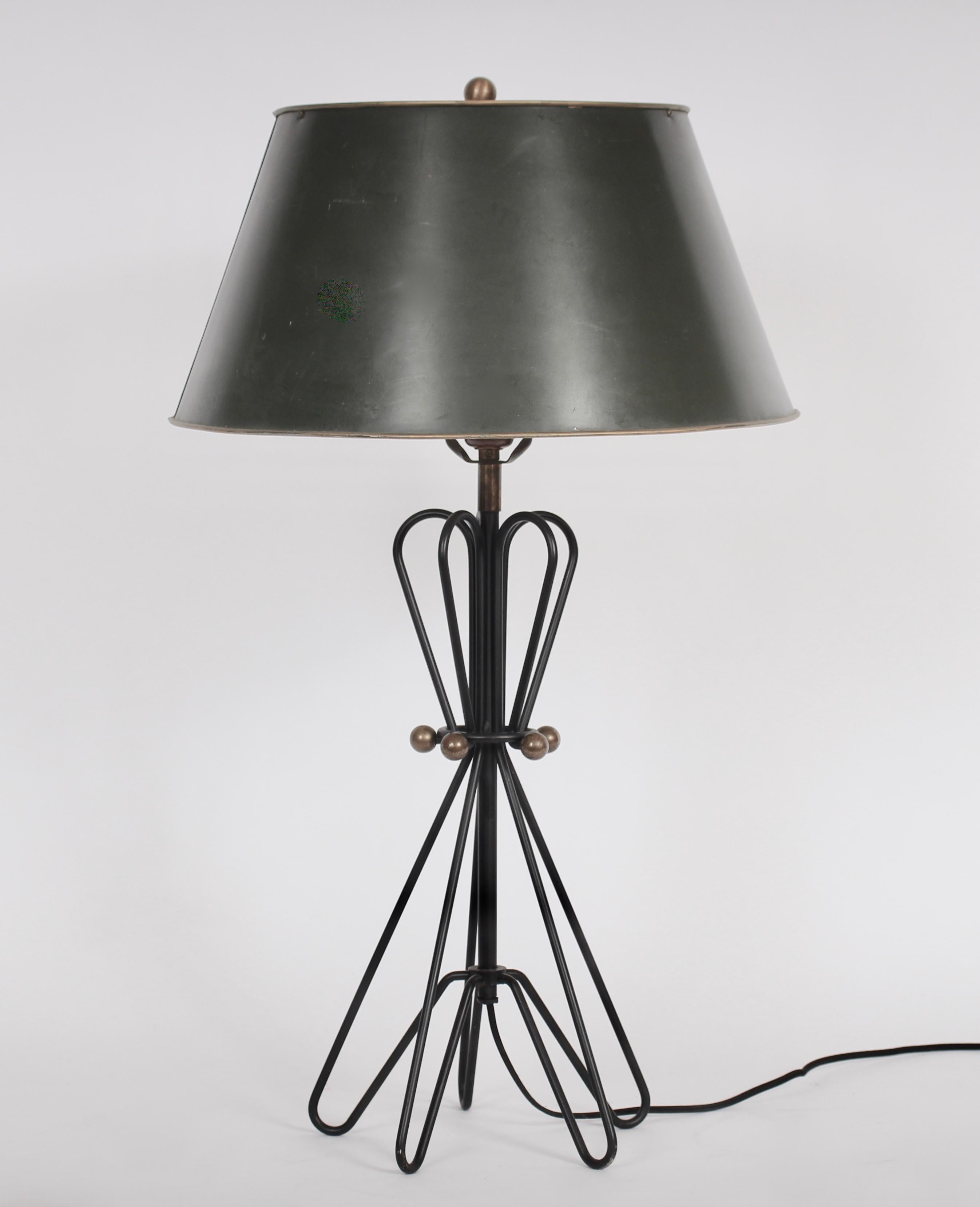 French Modern Verplex black enameled hairpin and loop table lamp, attributed to Tony Paul. Featuring five black enameled Iron wire hairpin legs, collar ring detailed with five brass balls. 20H to top of socket. Shade shown for display only (9H x 11D