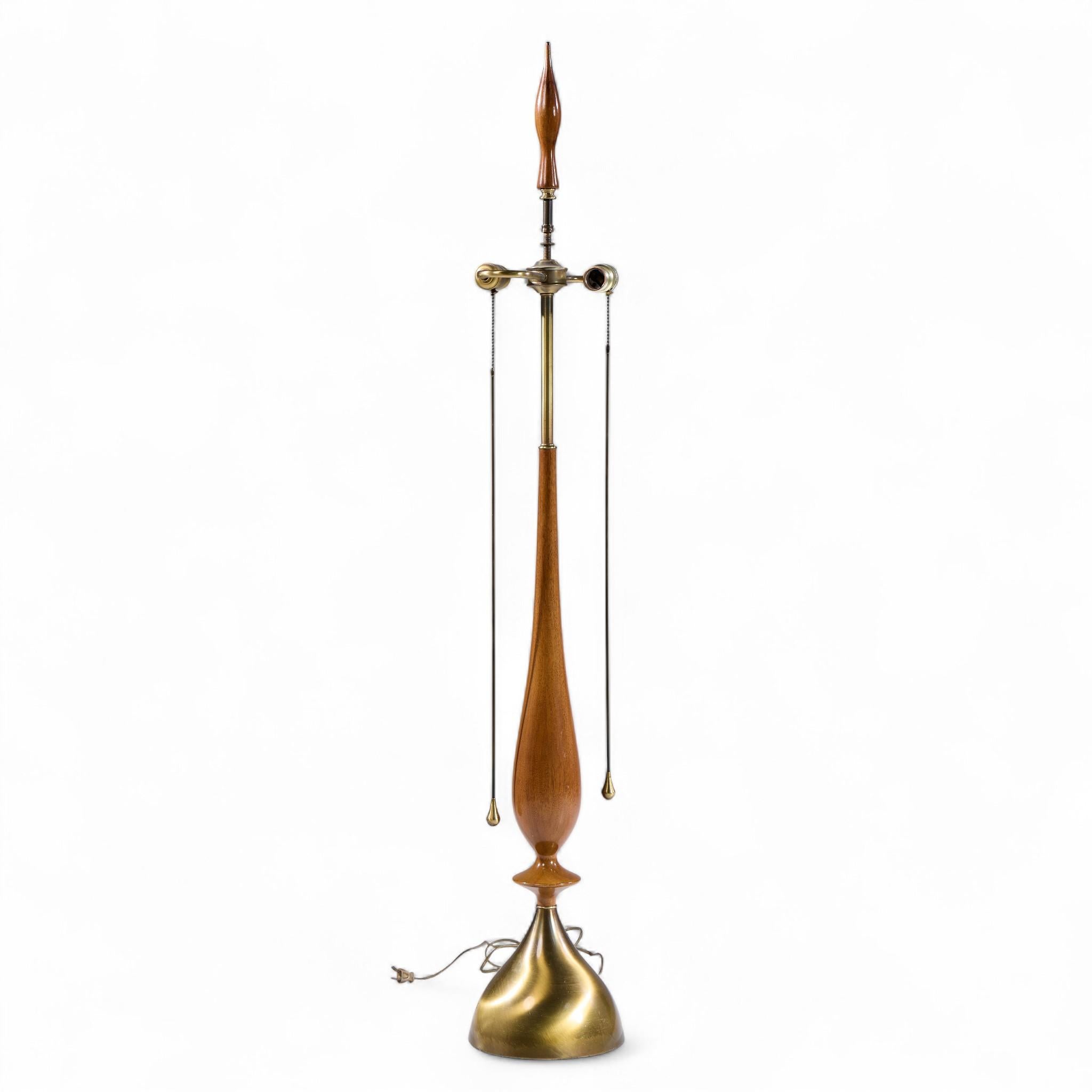 Tony Paul para Westwood Mid Century Lámparas de nogal y latón - Pareja Estadounidense en venta