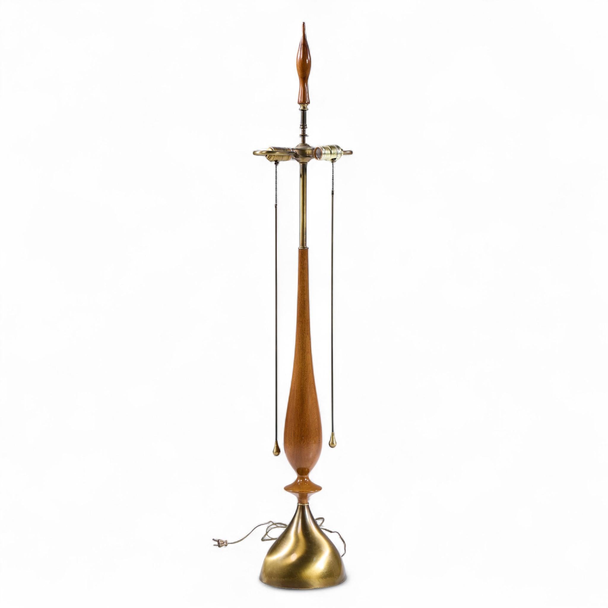 Tony Paul para Westwood Mid Century Lámparas de nogal y latón - Pareja siglo XX en venta