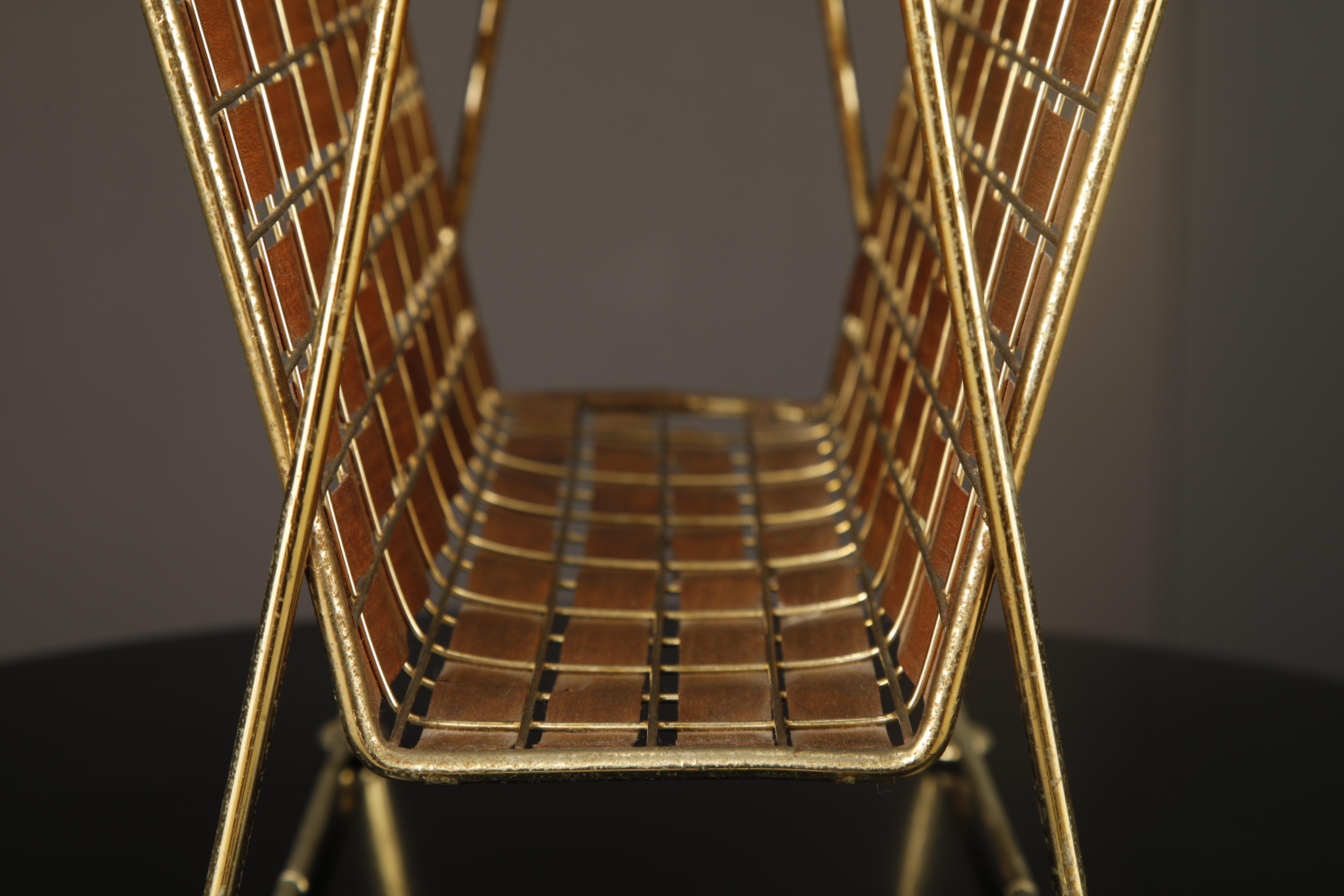Tony Paul for Woodlin-Hall Mod-577 Brass & Walnut Interlace Magazine Rack, 1950s en vente 4