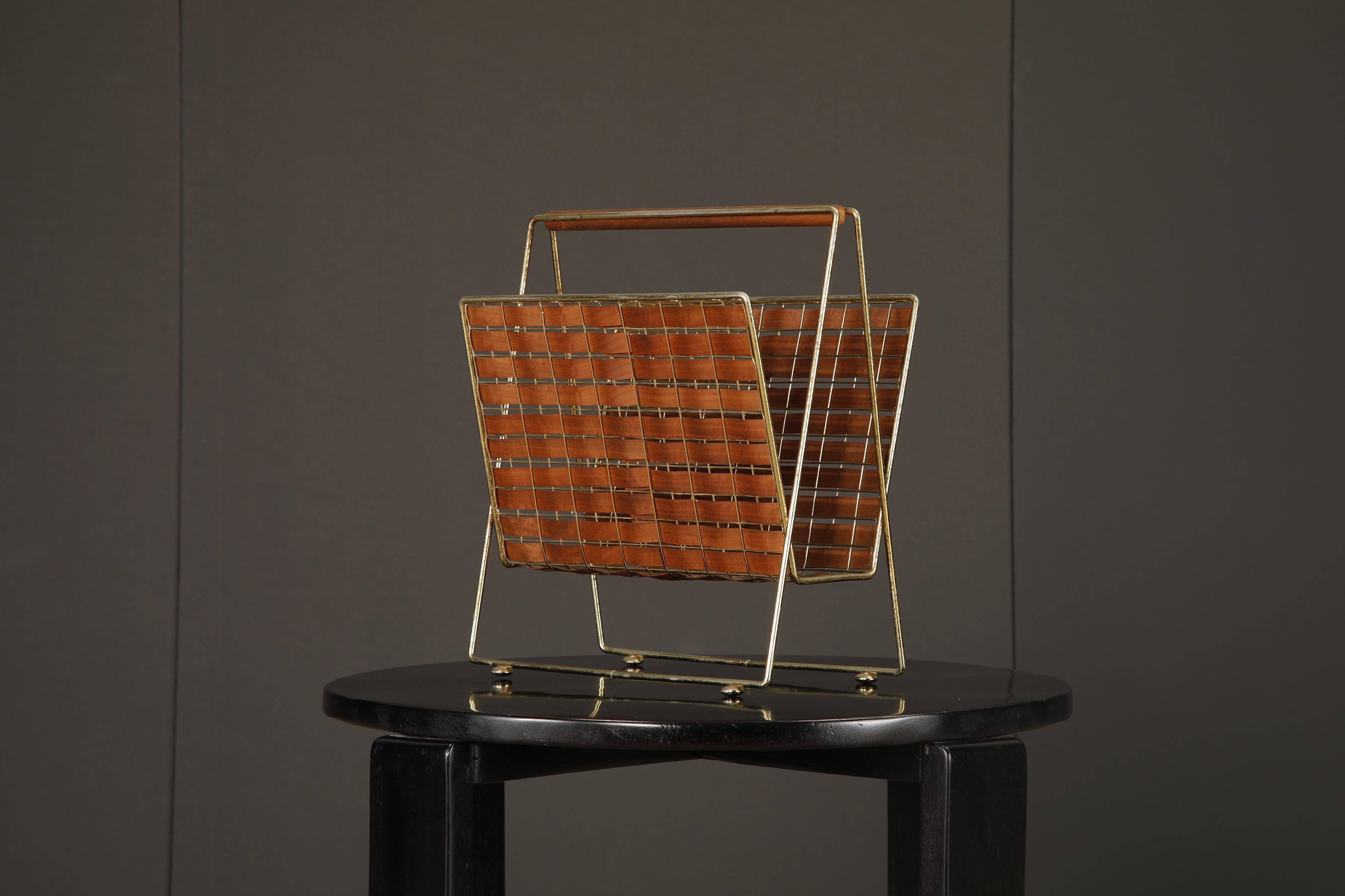 Tony Paul for Woodlin-Hall Mod-577 Brass & Walnut Interlace Magazine Rack, 1950s en vente 5