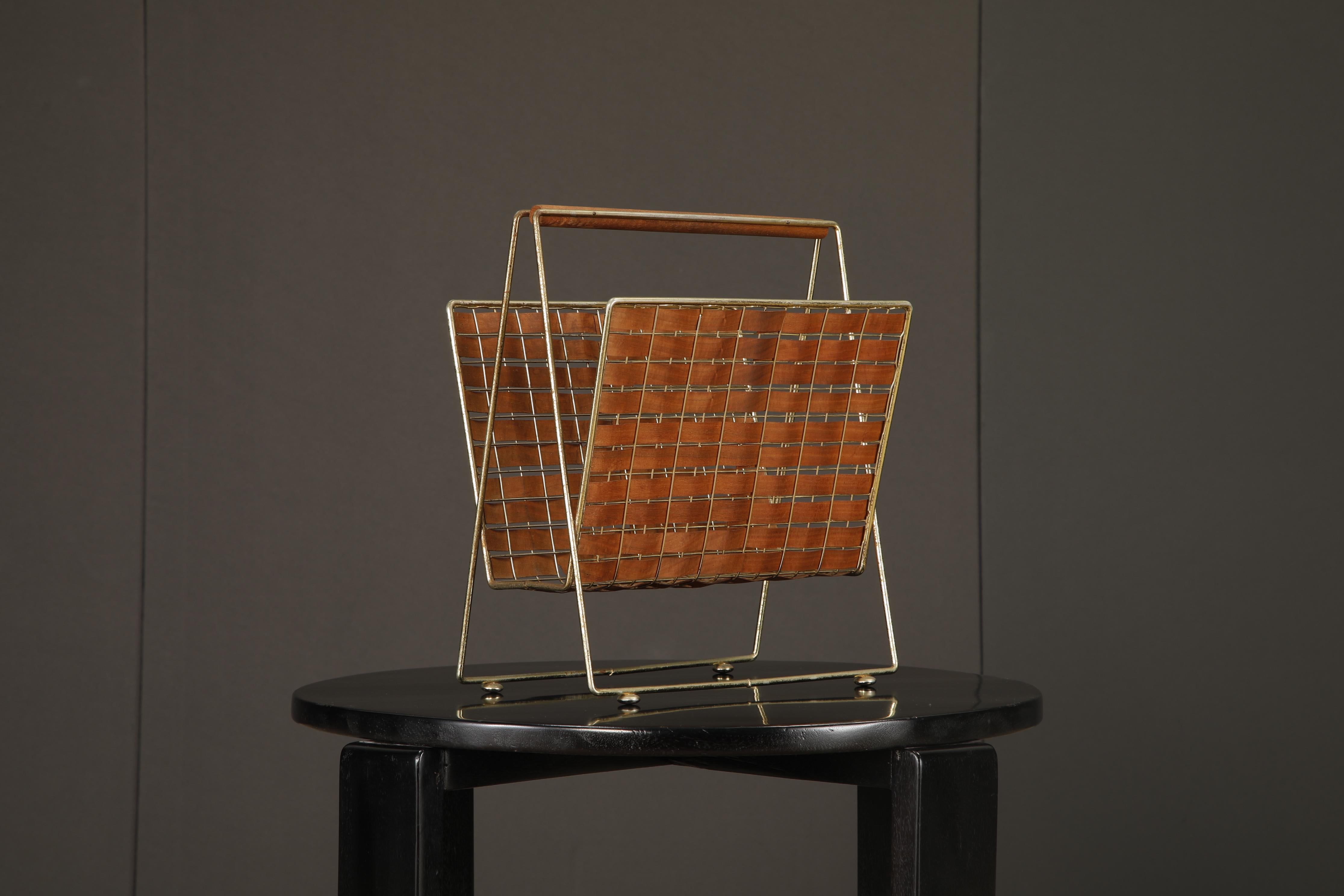 Tony Paul for Woodlin-Hall Mod-577 Brass & Walnut Interlace Magazine Rack, 1950s en vente 7