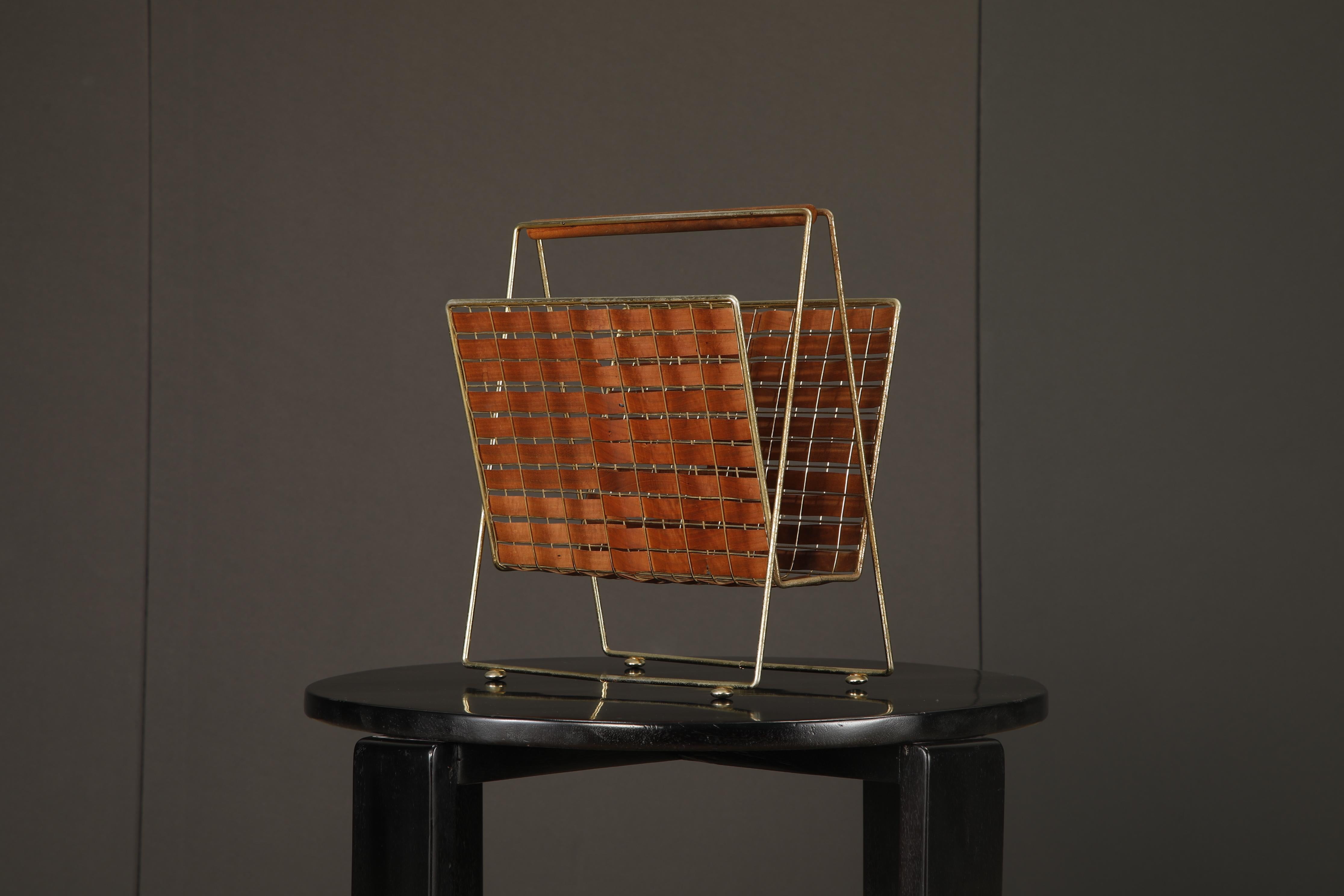 Tony Paul for Woodlin-Hall Mod-577 Brass & Walnut Interlace Magazine Rack, 1950s en vente 10