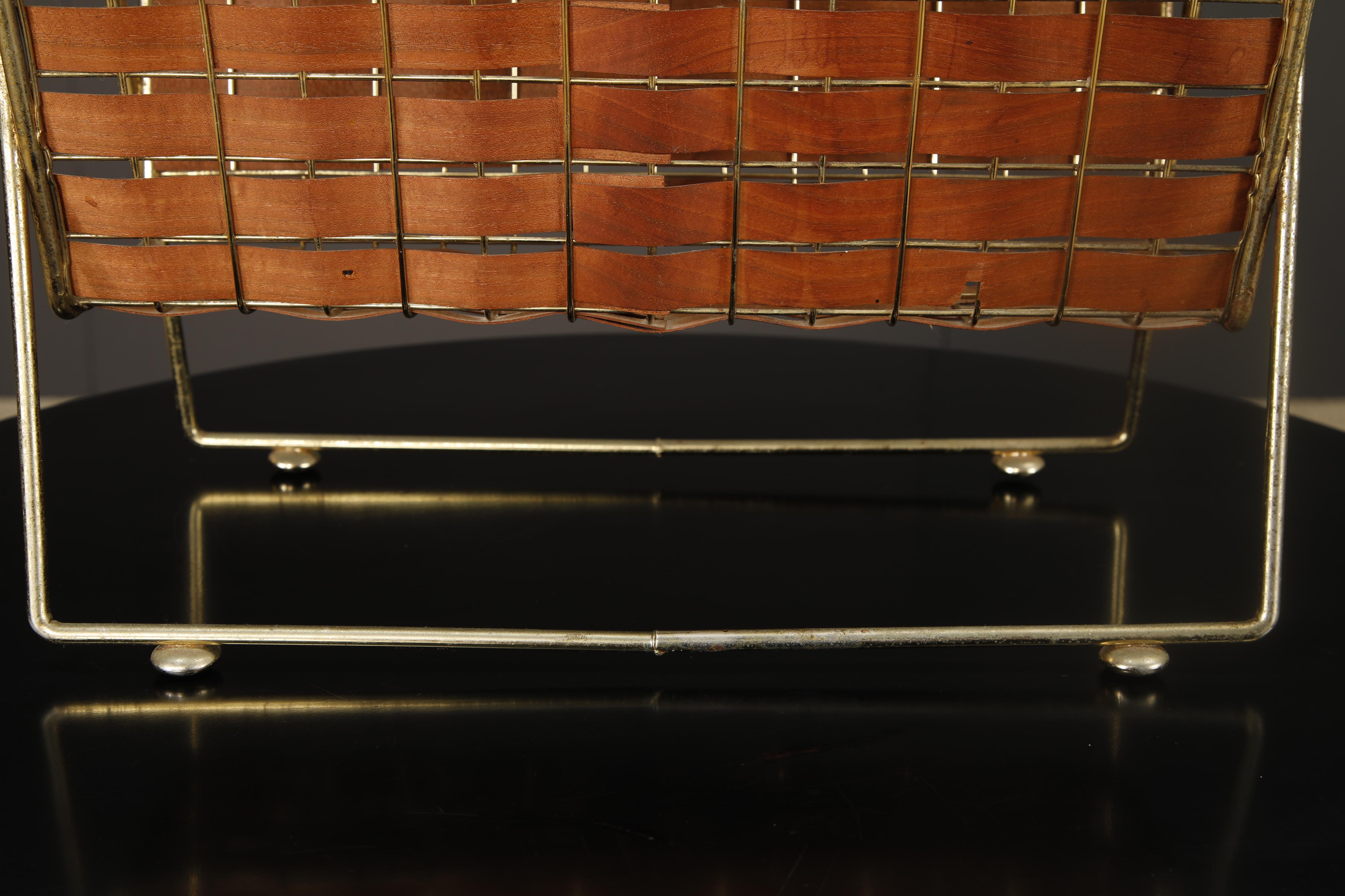Mid-Century Modern Tony Paul for Woodlin-Hall Mod-577 Brass & Walnut Interlace Magazine Rack, 1950s en vente
