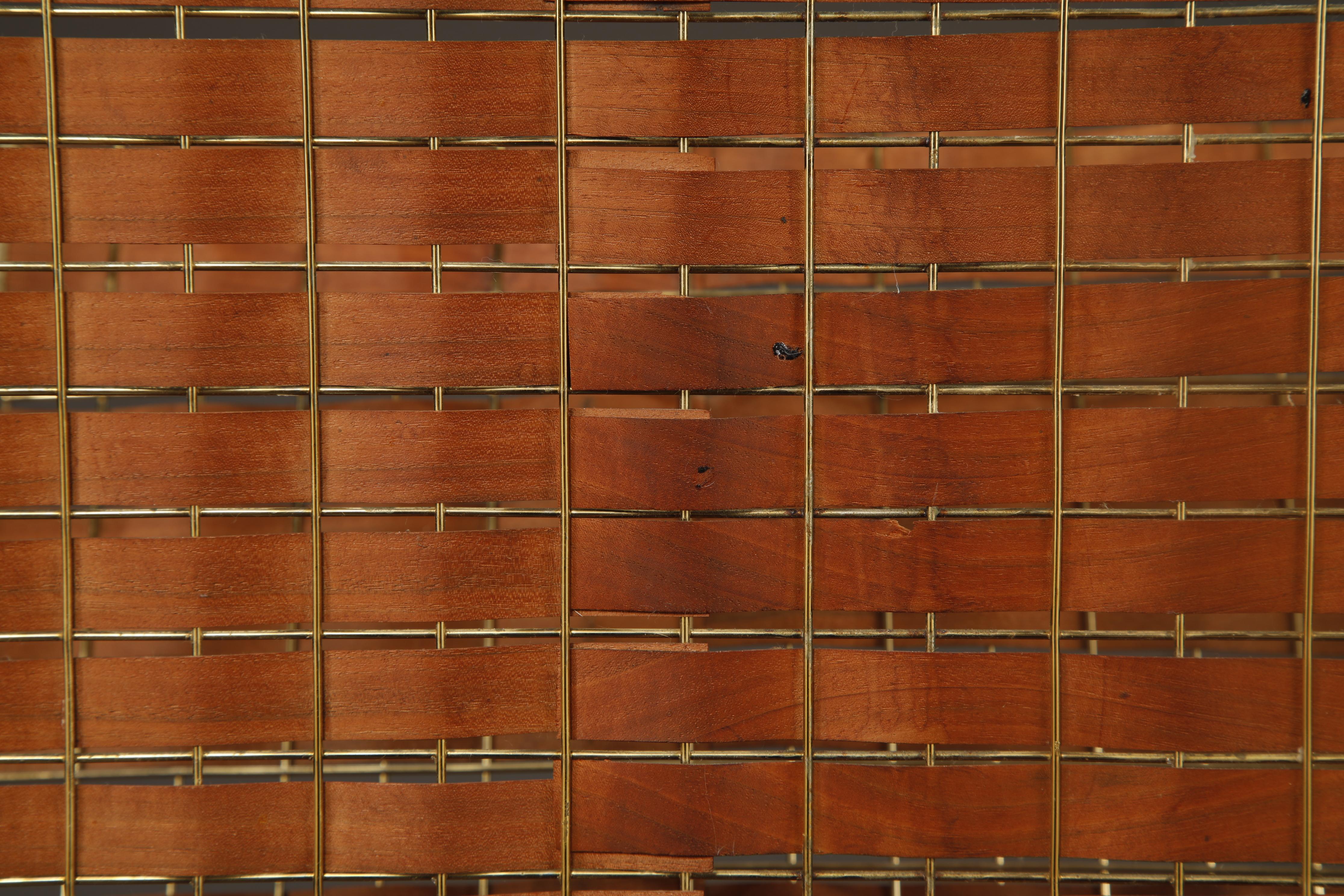 Tony Paul for Woodlin-Hall Mod-577 Brass & Walnut Interlace Magazine Rack, 1950s Bon état - En vente à Los Angeles, CA