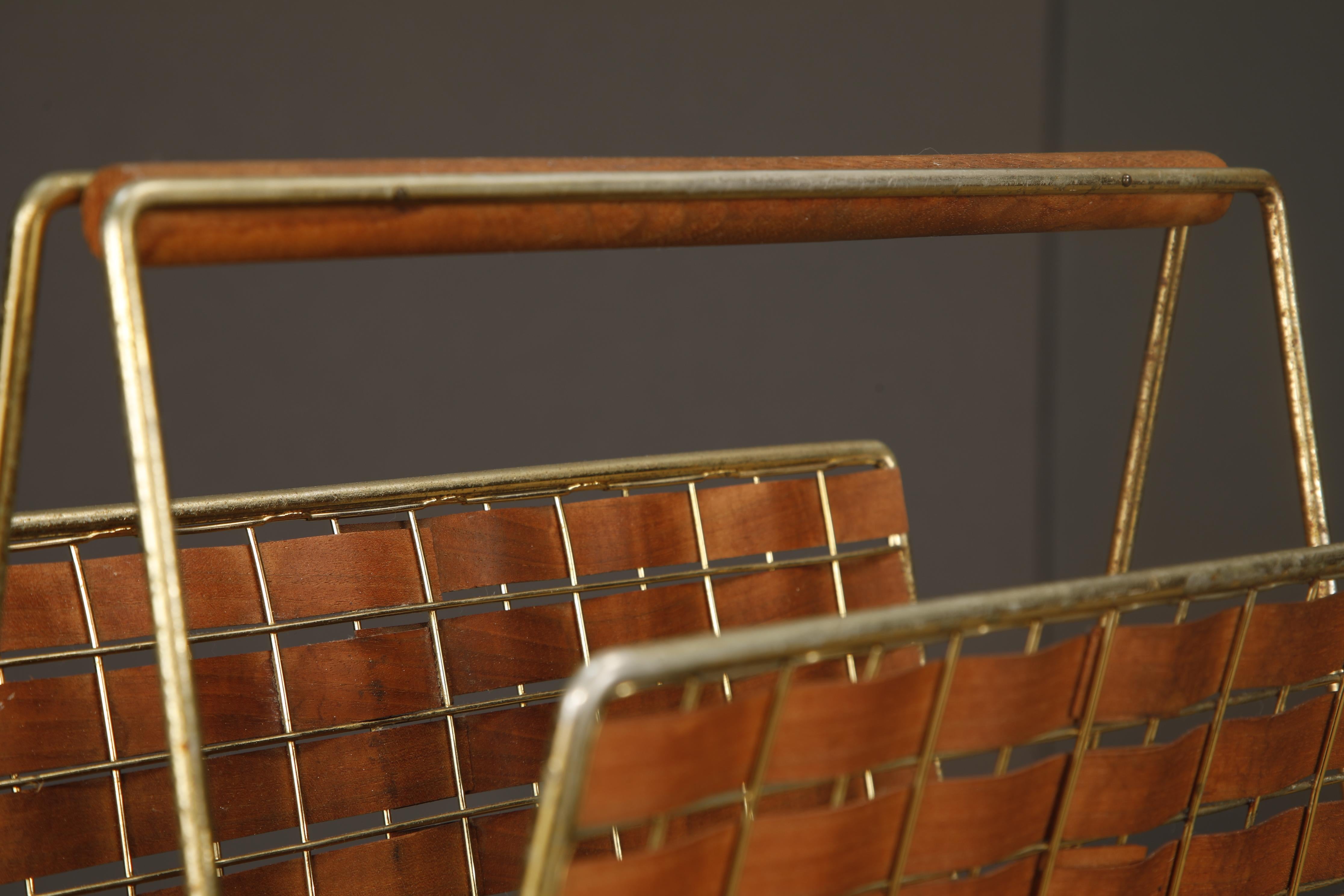 Noyer Tony Paul for Woodlin-Hall Mod-577 Brass & Walnut Interlace Magazine Rack, 1950s en vente