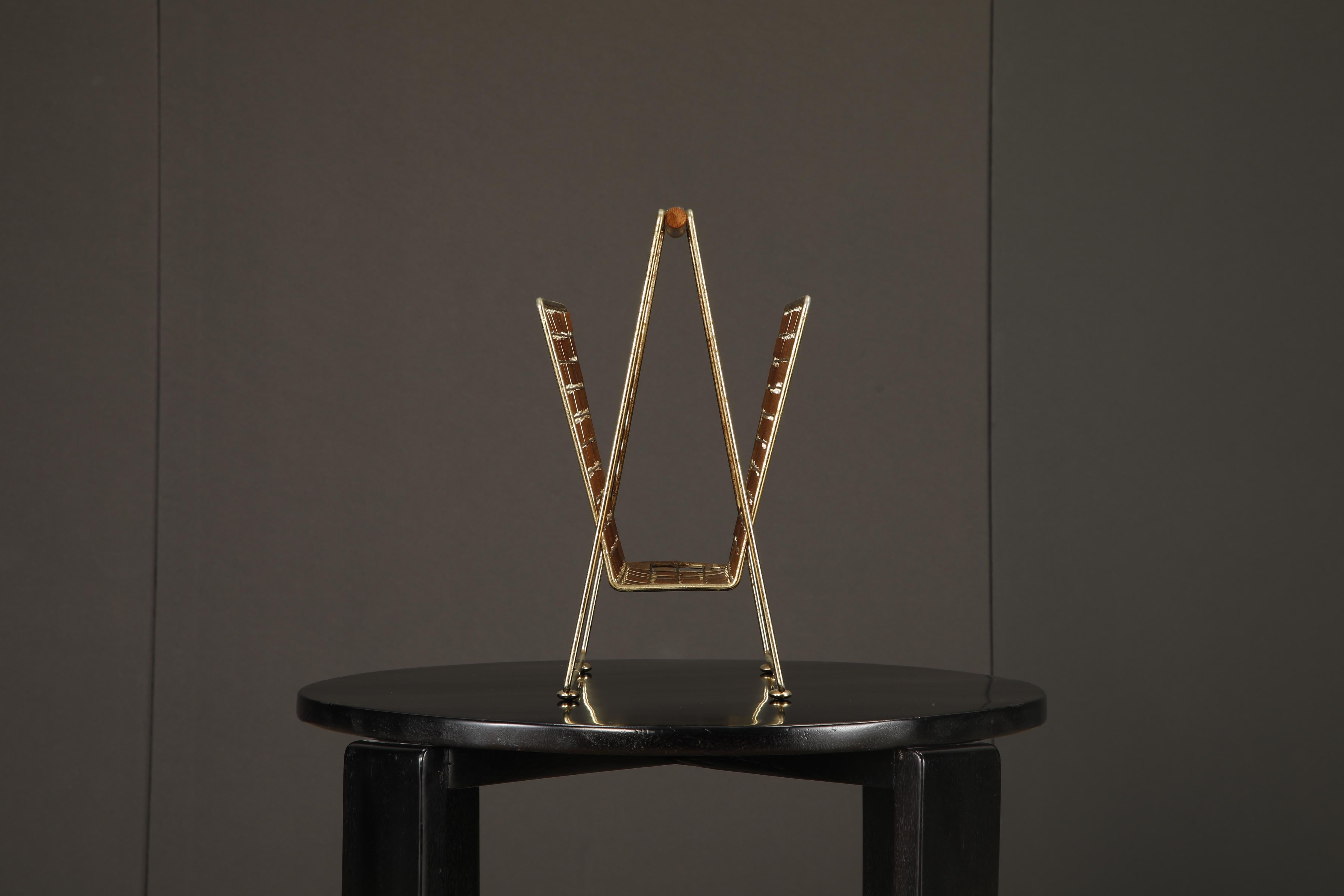 Tony Paul for Woodlin-Hall Mod-577 Brass & Walnut Interlace Magazine Rack, 1950s en vente 2