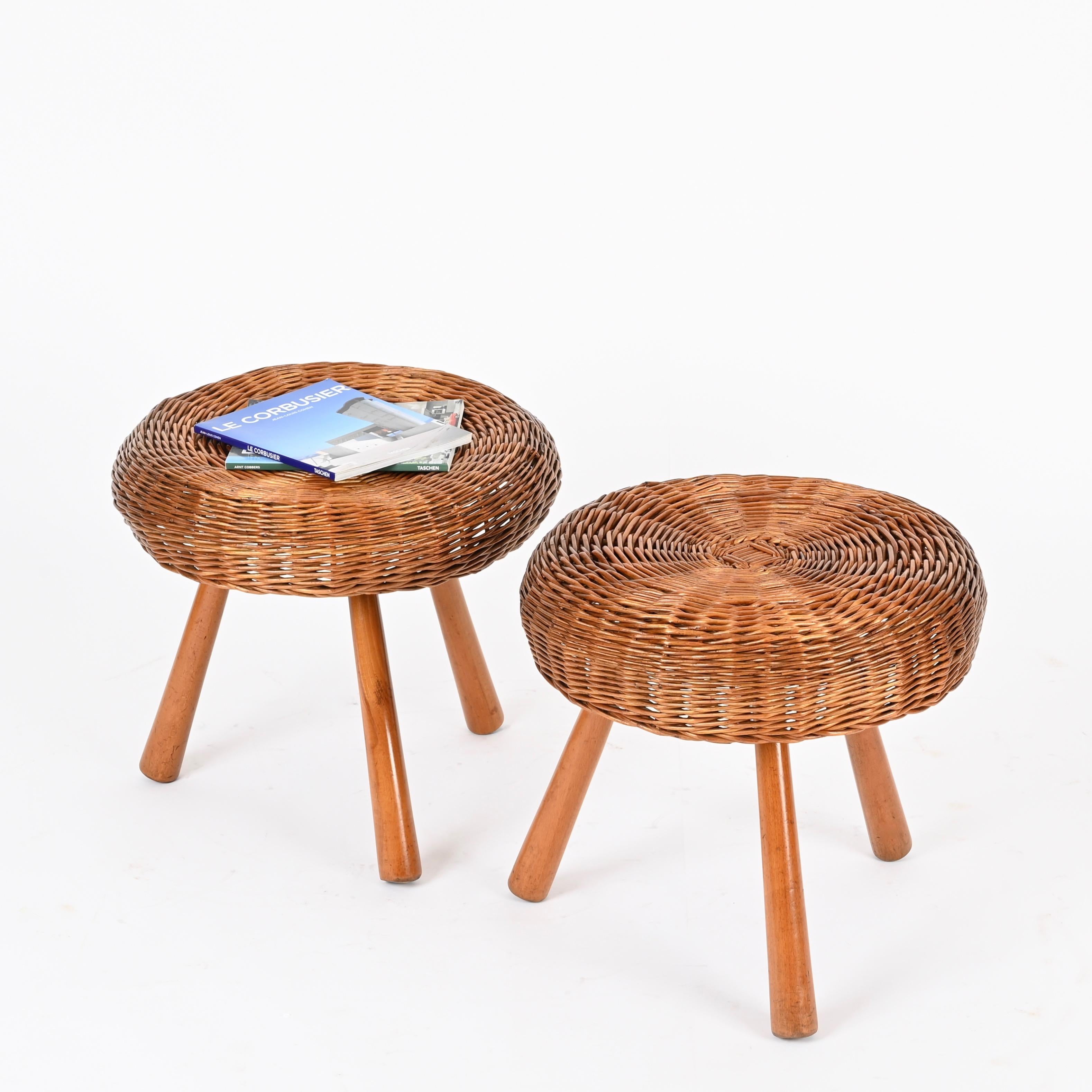Impresionante par de taburetes orgánicos o mesas auxiliares totalmente fabricados en mimbre tejido a mano y madera de haya. Estos elegantes taburetes fueron diseñados por Tony Paul y fabricados en EE.UU. durante los años 50.

En fabuloso estado y