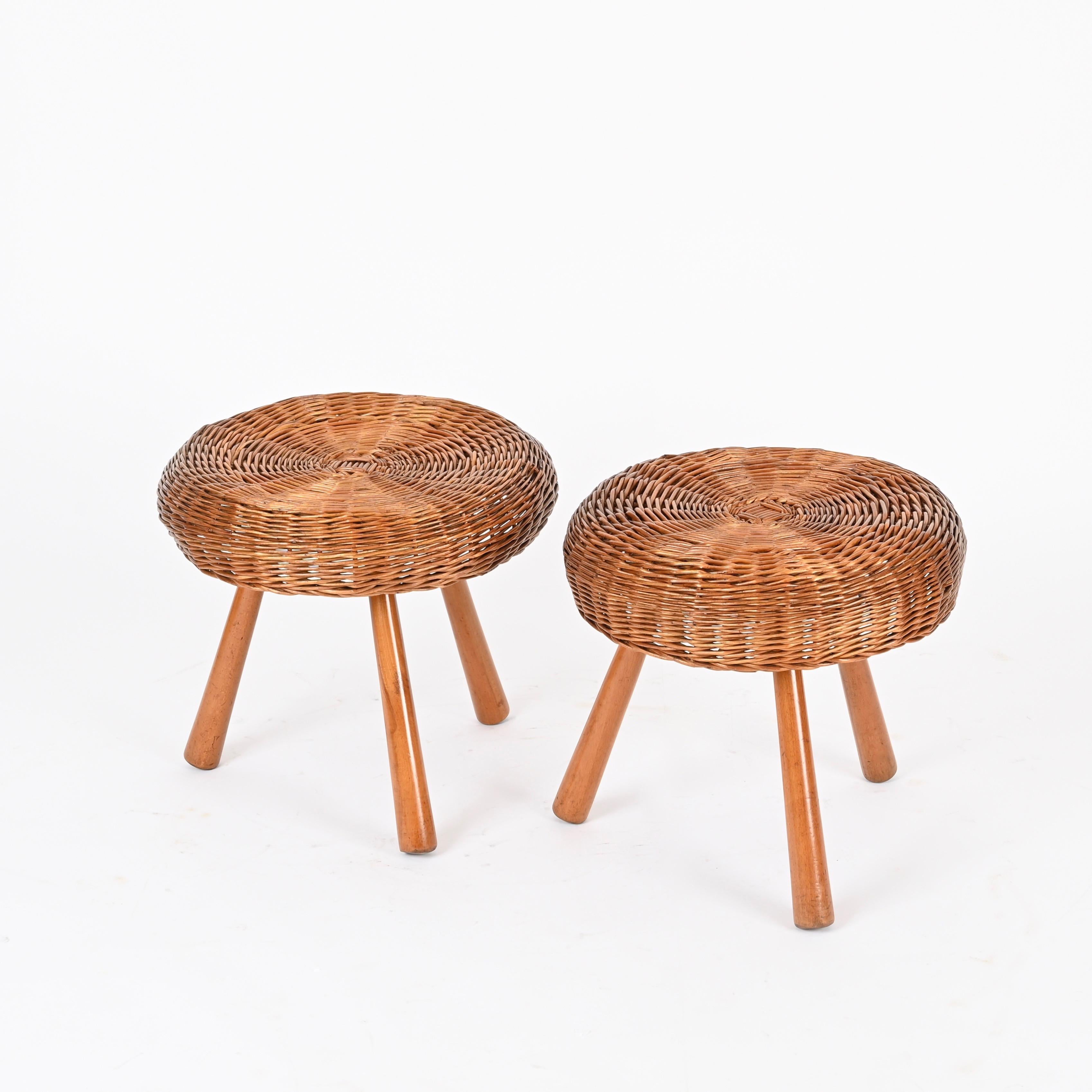 Tony Paul Gran Pareja de Taburetes o Mesas Auxiliares de Mimbre y Madera, EEUU, Años 50 Hecho a mano en venta