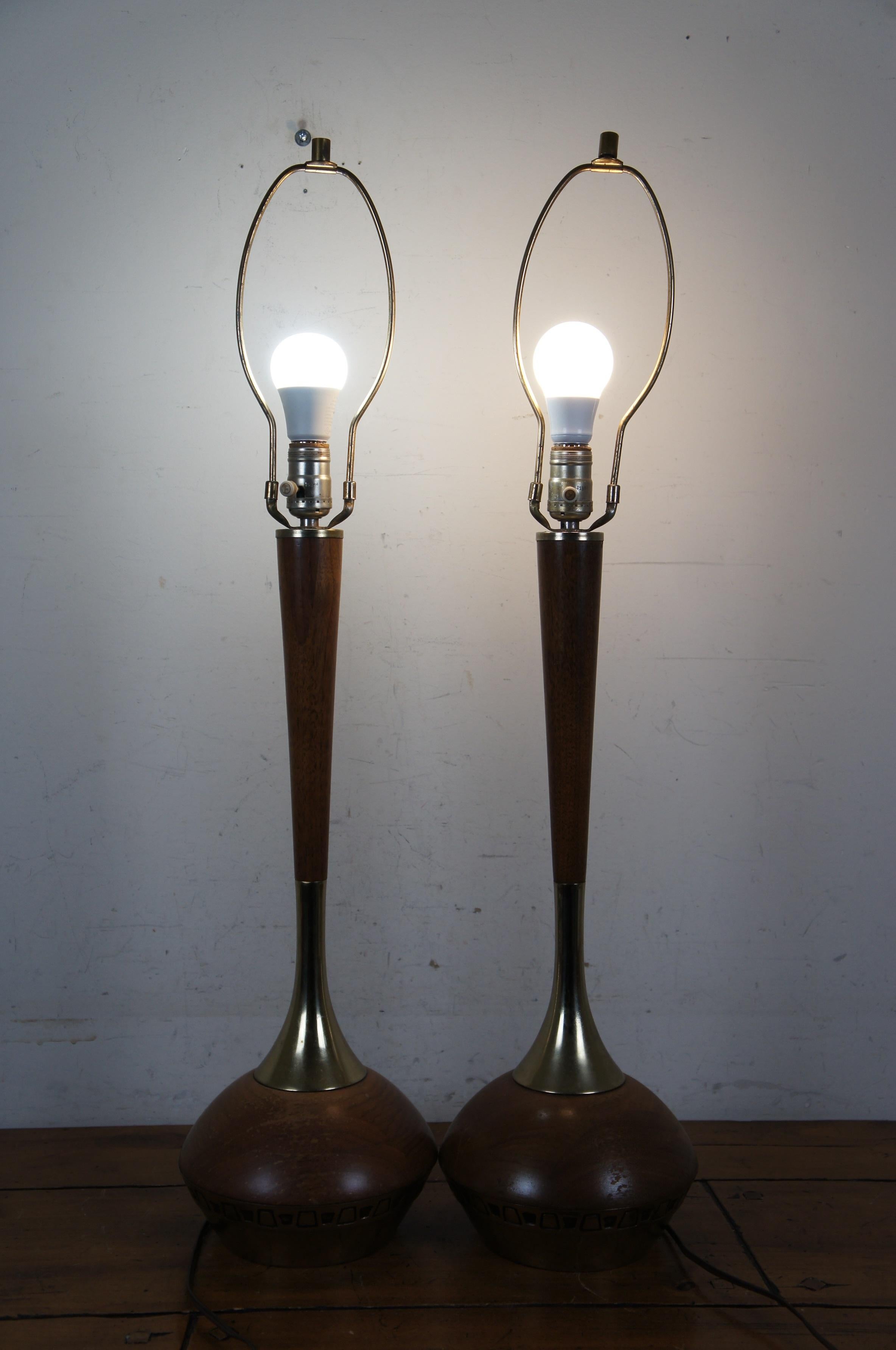 Tony Paul Laurel lampe de bureau Genie Bottle de style mi-siècle moderne en teck et laiton 33 po 5