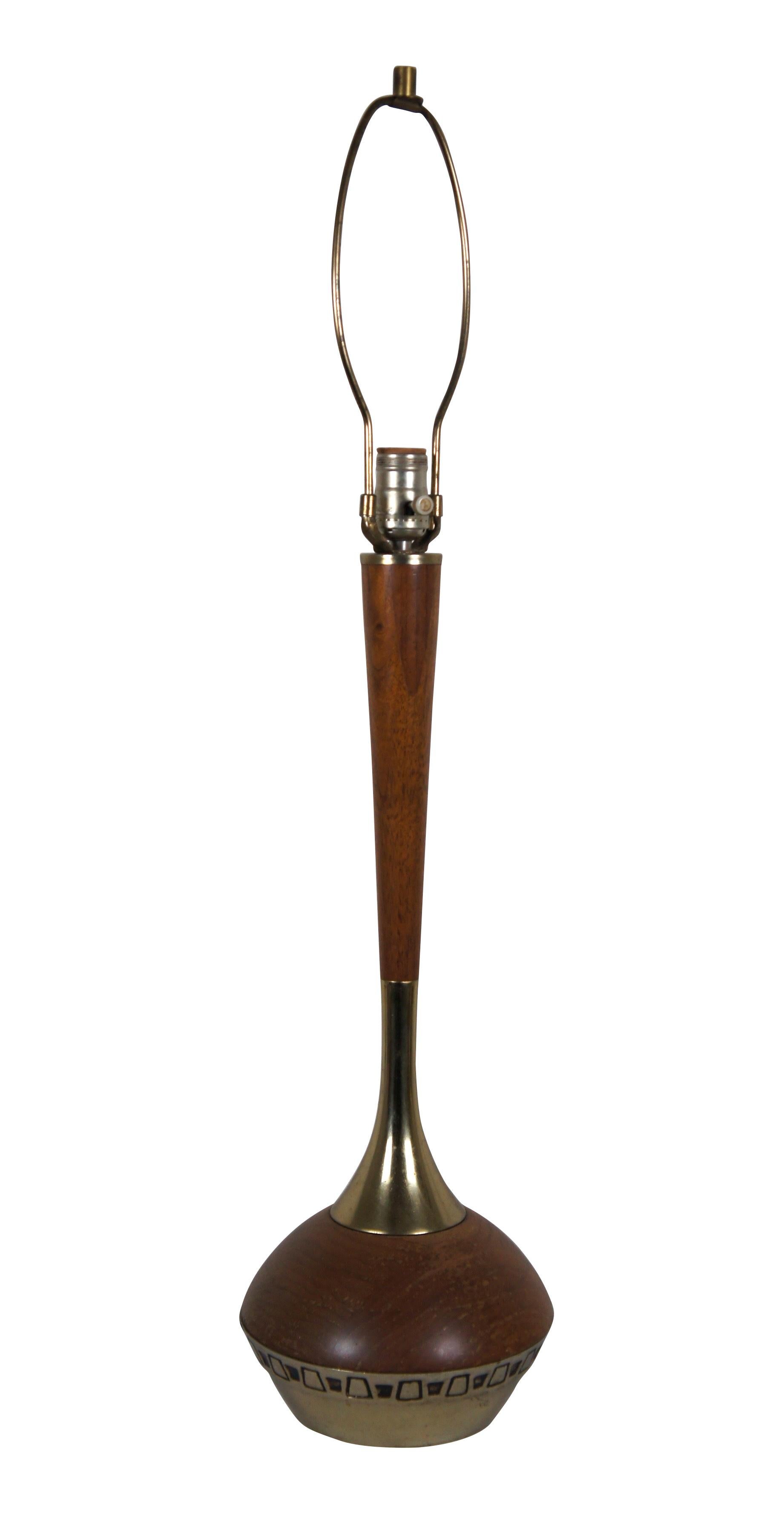Paire de lampes de table modernes danoises du milieu du siècle, de style bouteille de génie, datant des années 1960. Bases rondes moitié laiton, moitié teck, surmontées d'une ceinture en laiton supportant un col cylindrique effilé. La moitié