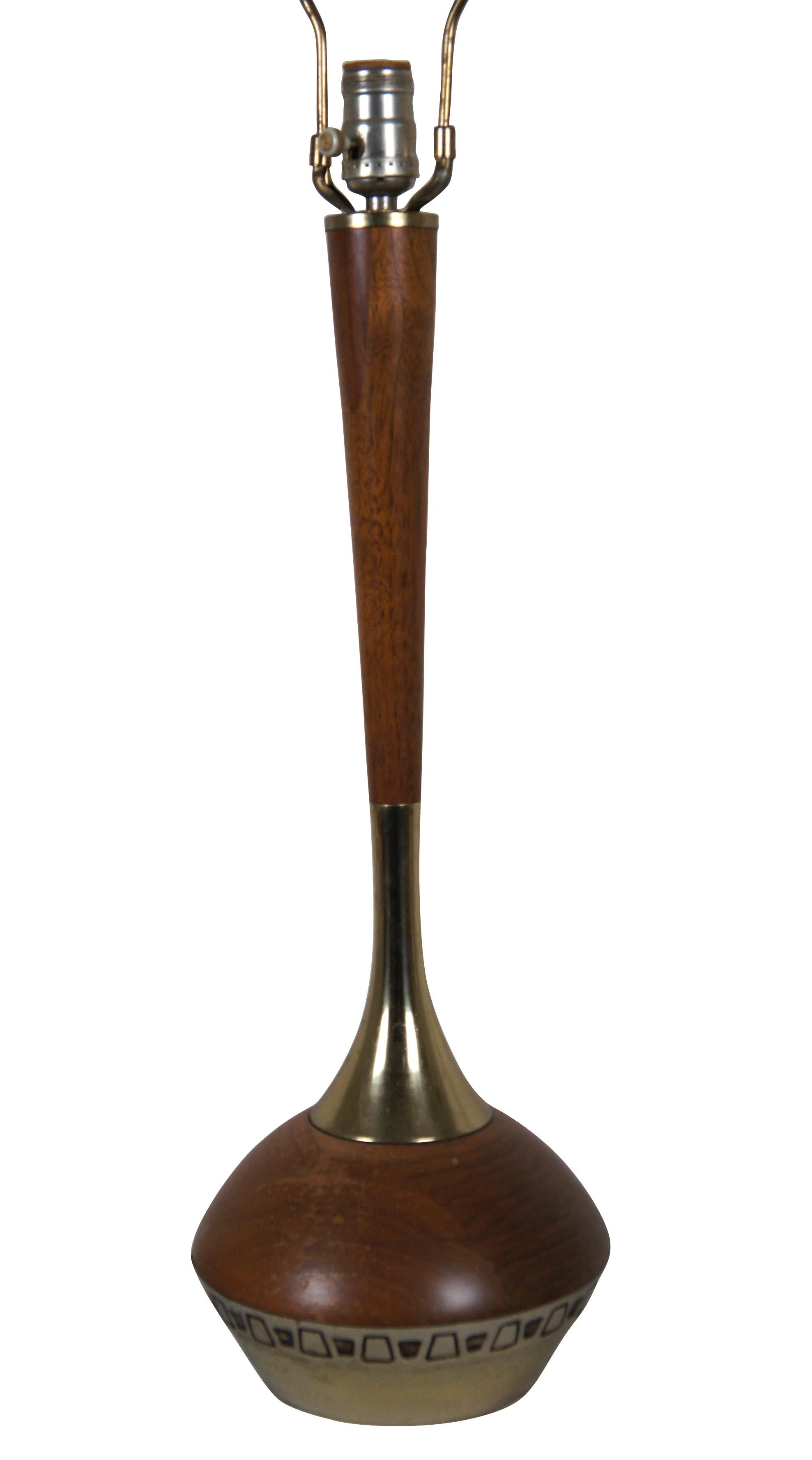 Scandinave moderne Tony Paul Laurel lampe de bureau Genie Bottle de style mi-siècle moderne en teck et laiton 33 po