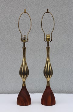 Tony Paul lampes de bureau en laiton et noyer de style mi-siècle moderne