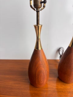 Tony Paul, coppia di lampade da tavolo in stile Mid-Century Modern, noce e ottone, 1965