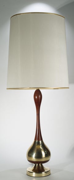 Lampe de table en noyer sculpté et laiton Tony Paul 1950s