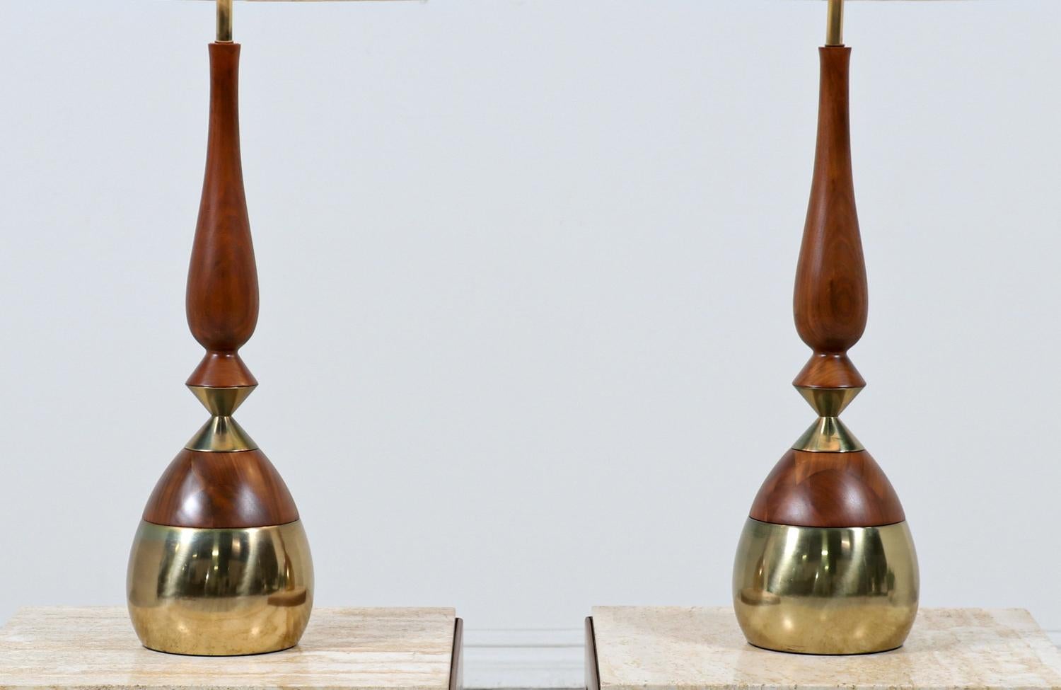 Américain Expert en restauration - Lampes de table Tony Paul en noyer sculpté et laiton en vente