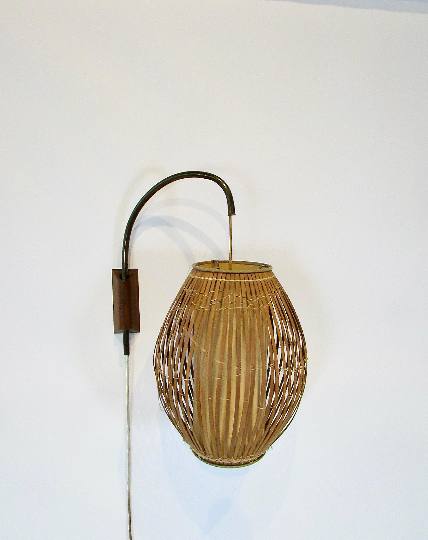 Tony Paul style 1950s organic modern fish trap adjustable wall lamp In Good Condition For Sale In Ferndale, MI