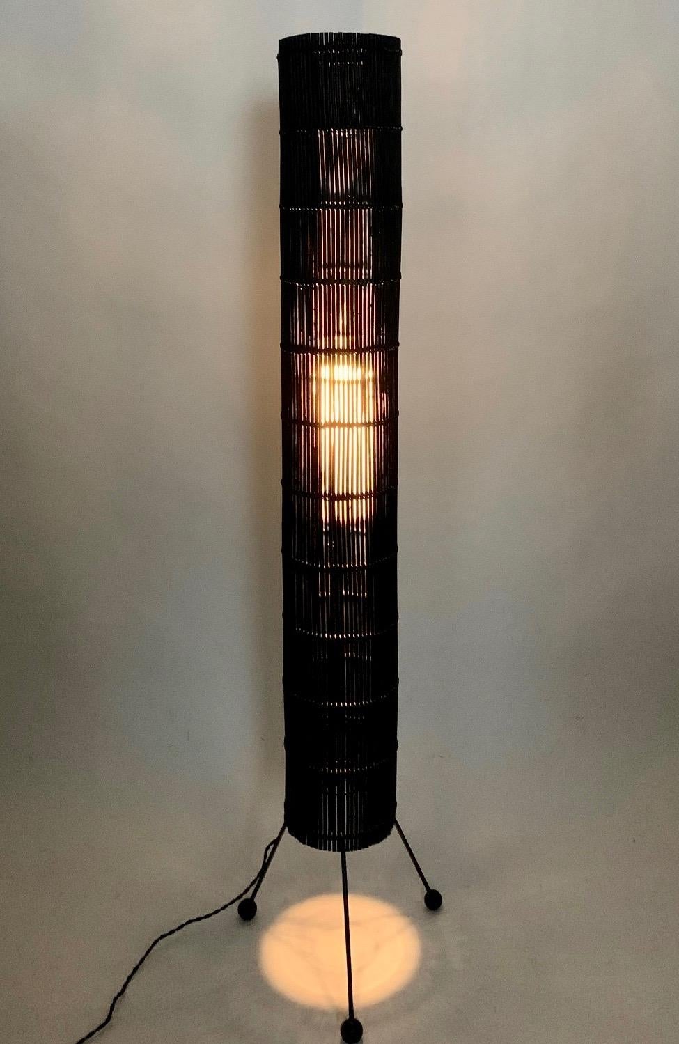Mid-Century Modern Lampadaire cylindrique en osier noir de style californien moderne Tony Paul, années 1950  en vente