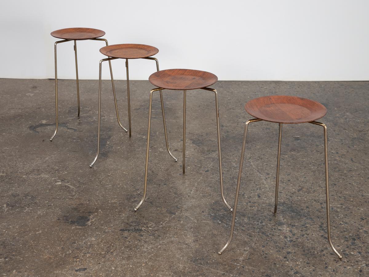 Un ensemble de quatre tables à boissons empilables, dans le style du moderniste Tony Paul. Cette petite forme est parfaite pour servir de présentoir à boissons et est si polyvalente qu'elle peut être utilisée dans n'importe quelle pièce de la
