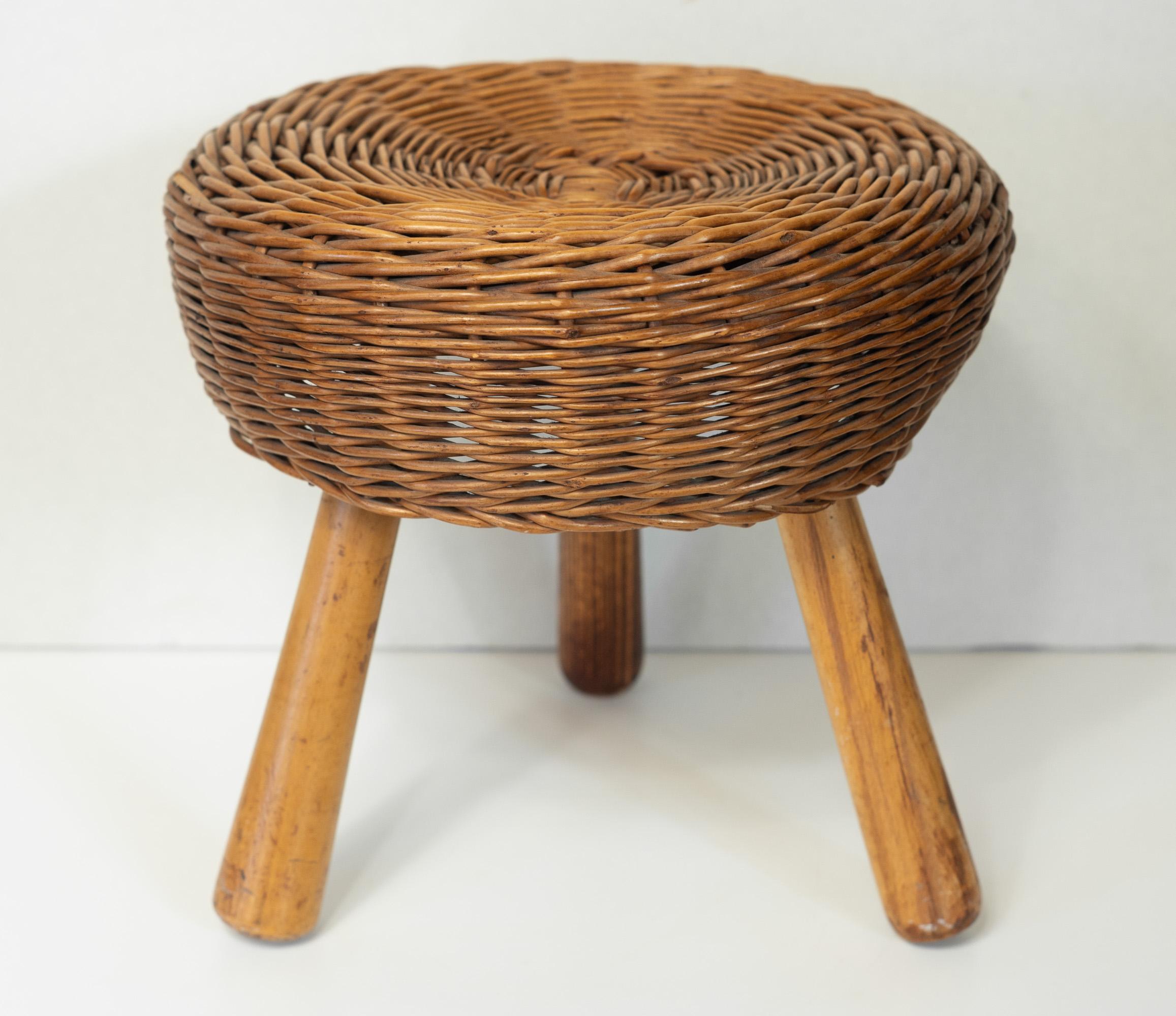 Diseñado y fabricado en EE.UU. por Tony Paul, este taburete presenta un asiento de mimbre tejido a mano sobre una base de madera con tres patas de madera torneada. A menudo simplemente atribuido a Pablo, el mío es auténtico. Lo compré en subastas