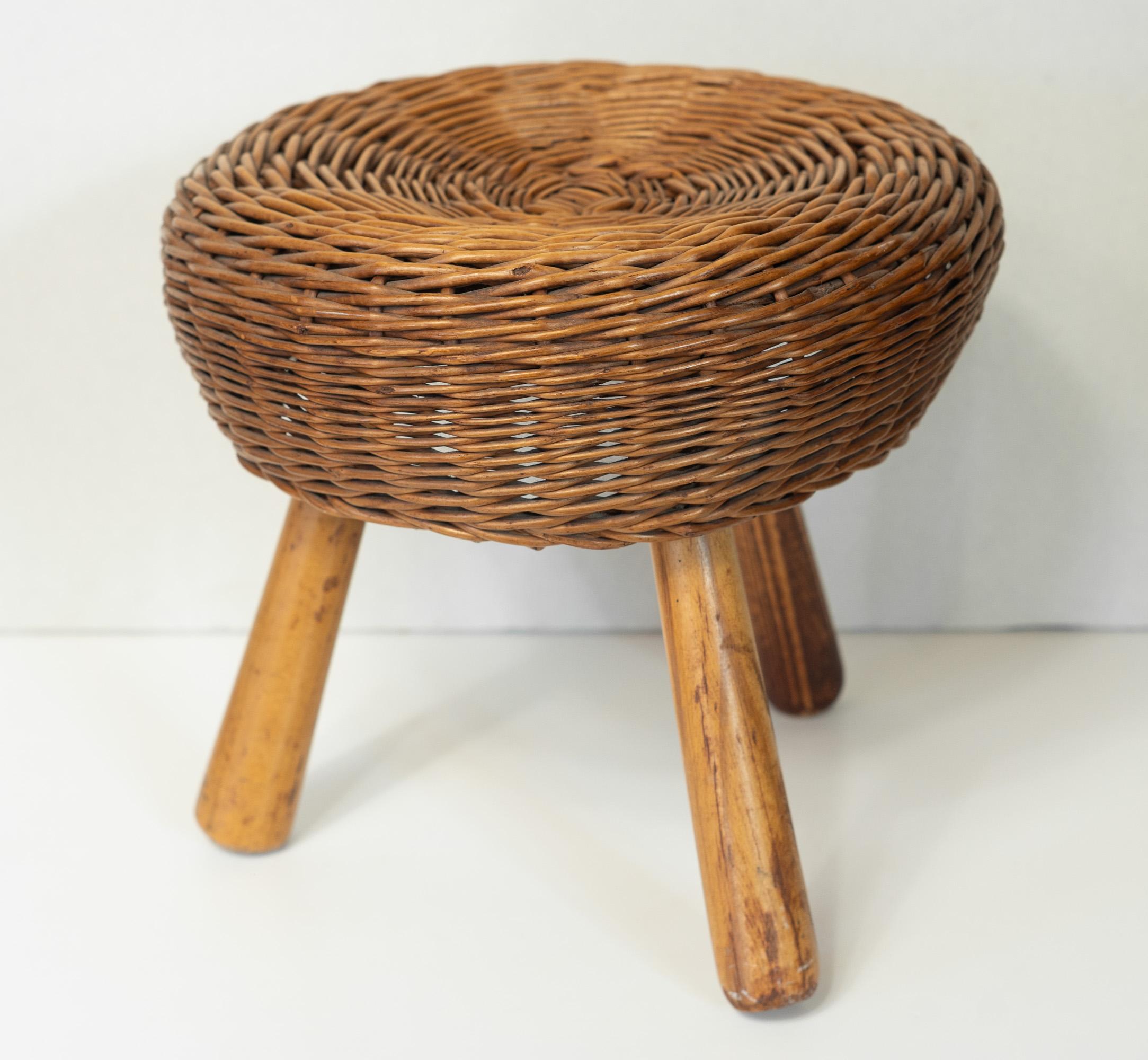 Taburete de tres patas de mimbre y madera tejida Tony Paul, EE.UU., años 50 Moderno de mediados de siglo en venta