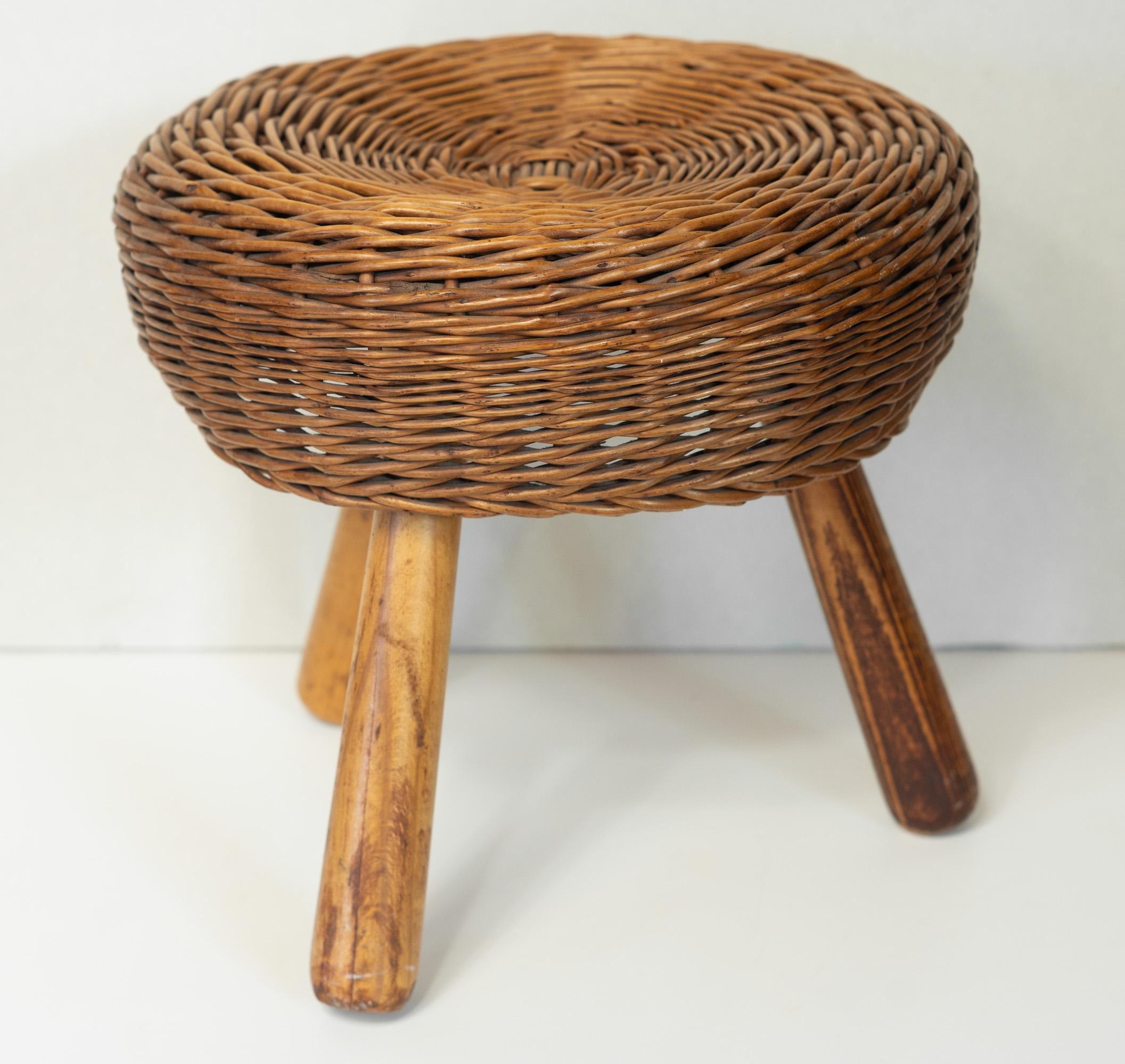 Taburete de tres patas de mimbre y madera tejida Tony Paul, EE.UU., años 50 Estadounidense en venta