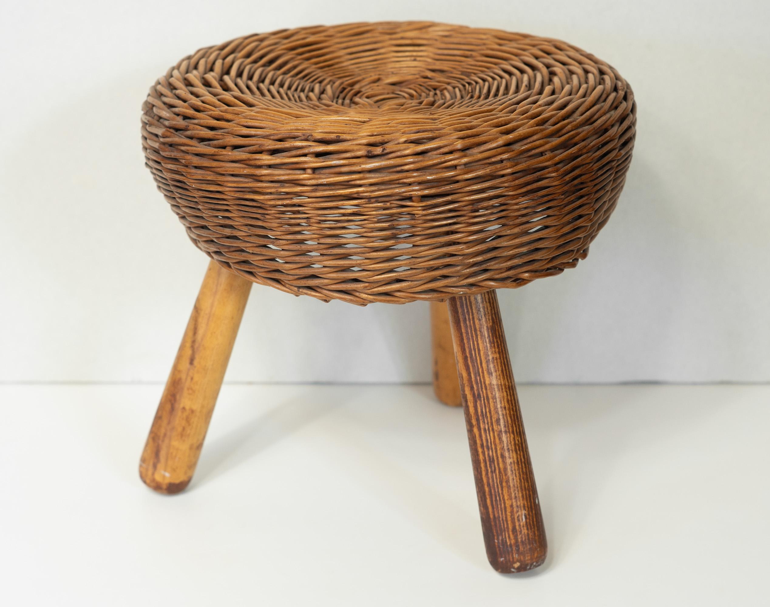 Taburete de tres patas de mimbre y madera tejida Tony Paul, EE.UU., años 50 Transformado en venta