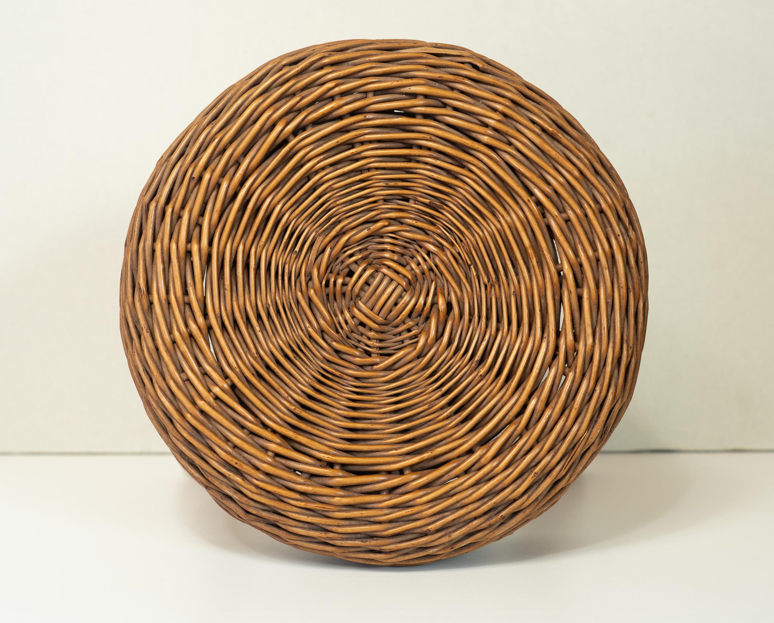 Taburete de tres patas de mimbre y madera tejida Tony Paul, EE.UU., años 50 en Bueno estado para la venta en Philadelphia, PA