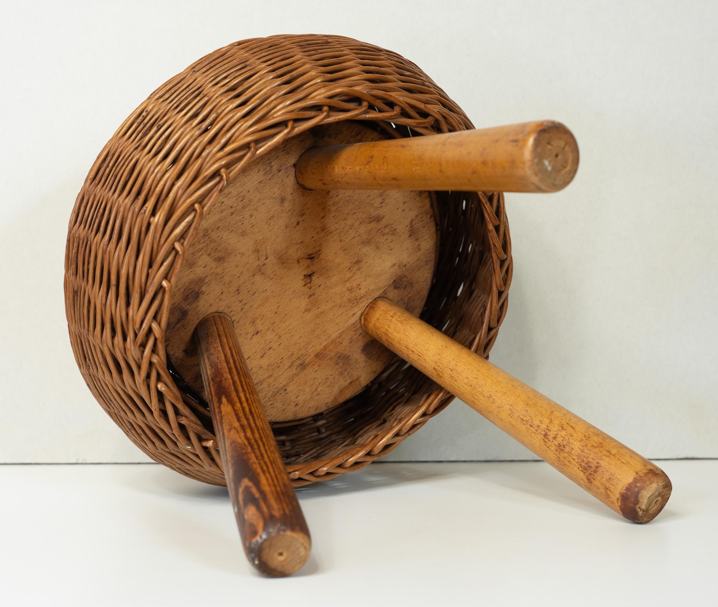 Taburete de tres patas de mimbre y madera tejida Tony Paul, EE.UU., años 50 mediados del siglo XX en venta